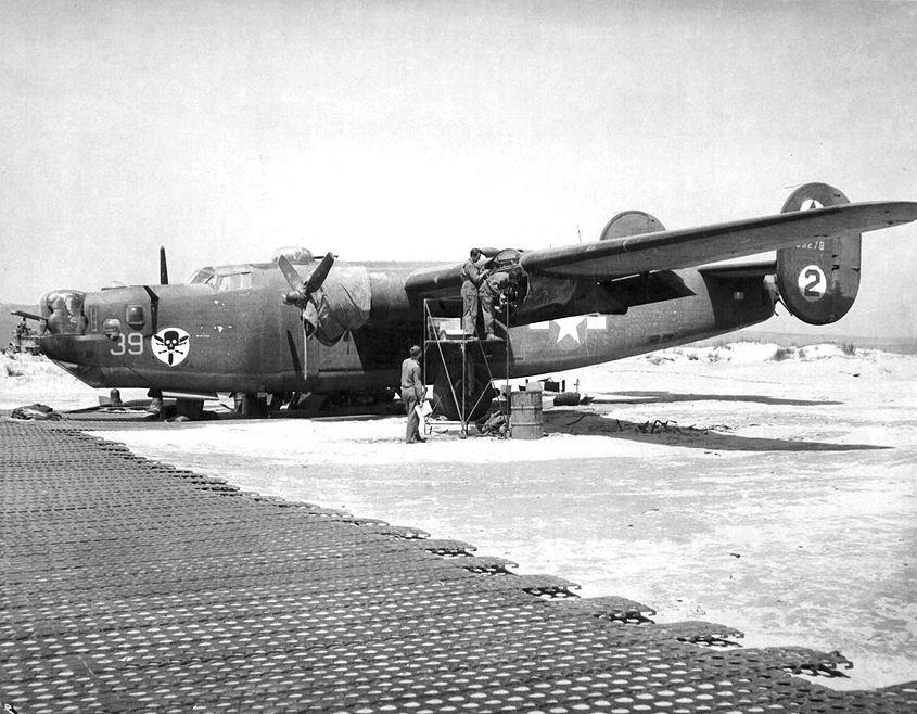 Guillow's Consolidated B-24D Liberator Model Kit, Small customer photo 1