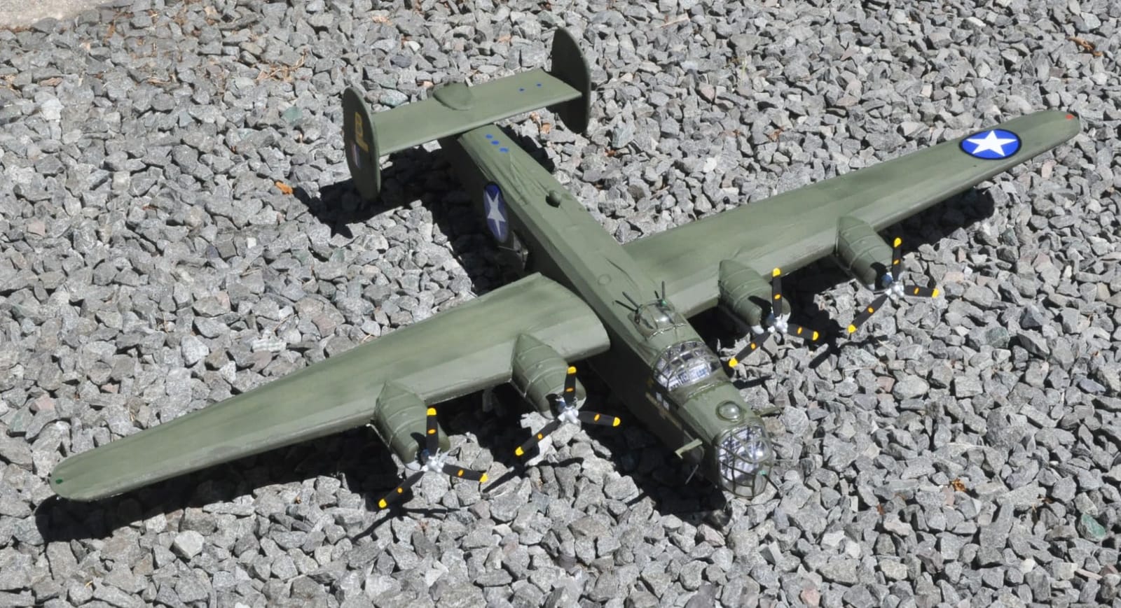 Guillow's Consolidated B-24D Liberator Model Kit, Small customer photo 2