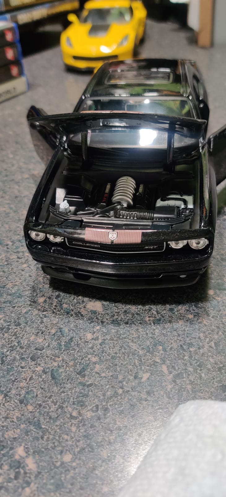 Maisto 1:24 Scale Assembly Line 2008 Dodge Challenger SRT8 Diecast Model Kit customer photo 2