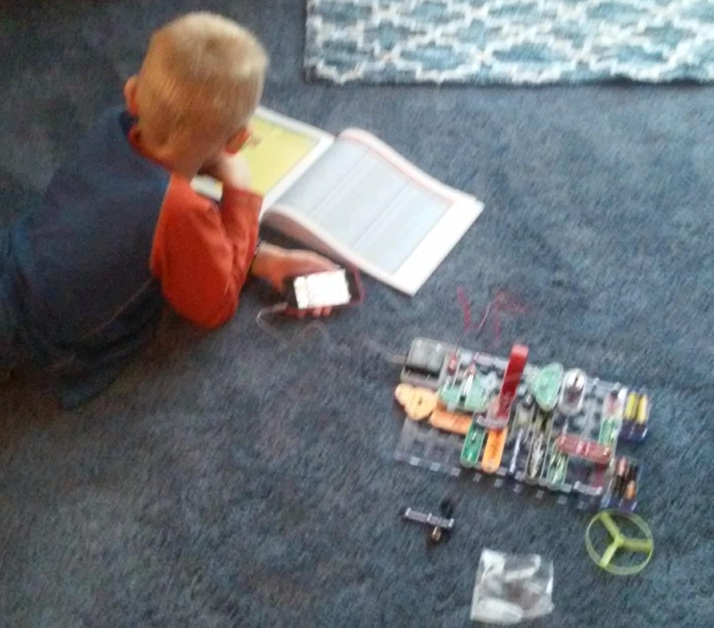 Snap Circuits Light Electronics Exploration Kit | Over 175 Exciting STEM Projects | Full Color Project Manual | 55+ Snap Circuits Parts | STEM Educational Toys for Kids 8+ customer photo 1