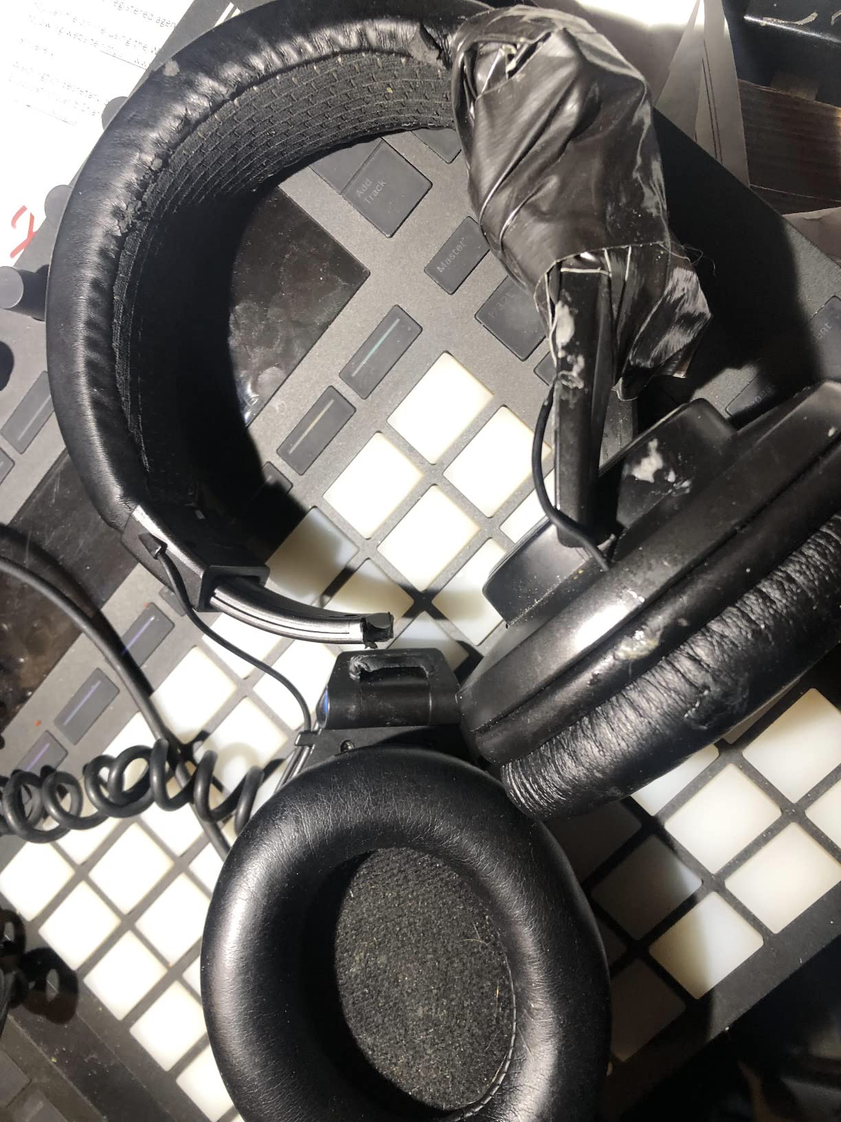 Shure SRH840A Over-Ear Wired Studio Monitoring Headphones | Closed-back with tailored frequency response for critical listening customer photo 2