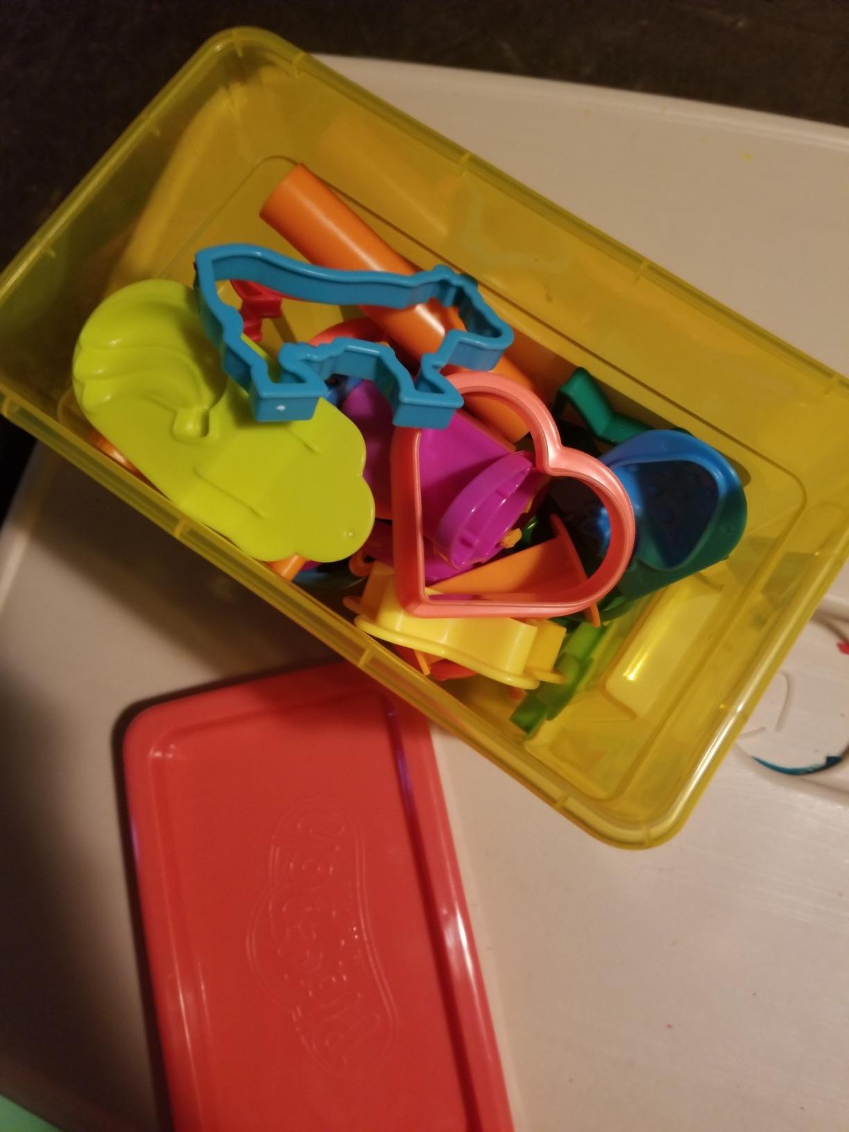 Play-Doh Fun Tub Set, 19 Accessories & Reusable Storage Container, Preschool Toys, Kids Arts & Crafts, Back to School Gifts, Ages 3+ (Amazon Exclusive) customer photo 2