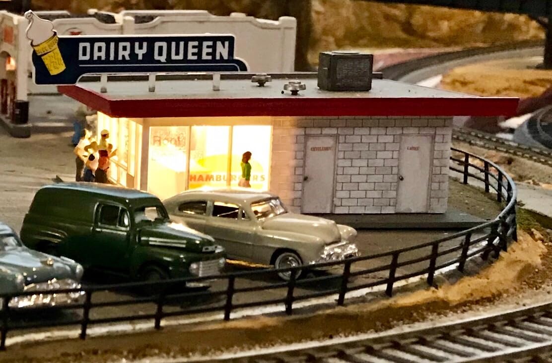 Walthers Cornerstone Vintage Dairy Queen Structure Kit, HO Scale customer photo 1