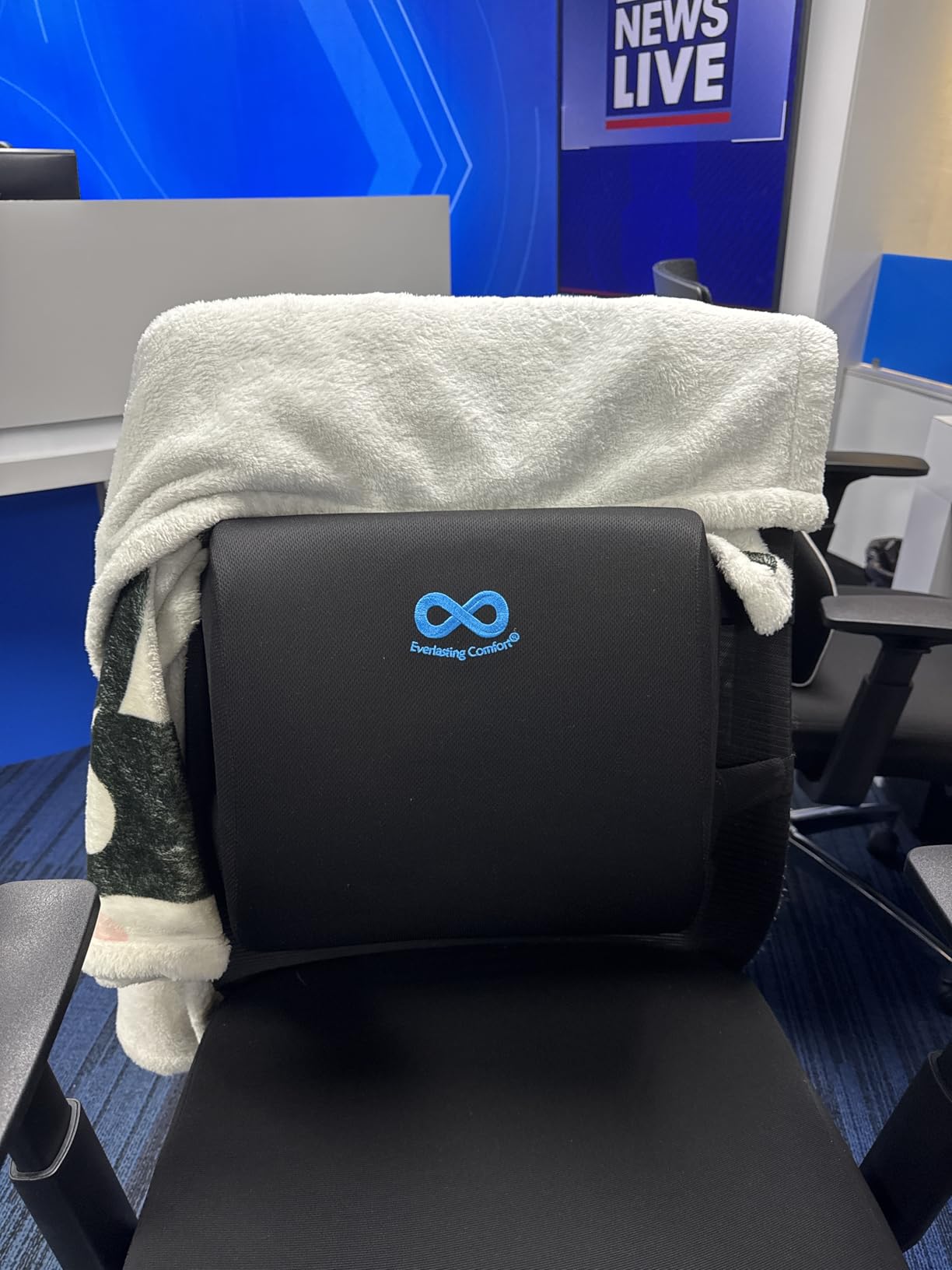 Everlasting Comfort The Original Lumbar Support Pillow for Office Chair - Improves Posture, Promotes Back Pain Relief - Superior Back Support for Gaming and Desk Chairs - Lumbar Pillow for Car, Couch customer photo 2