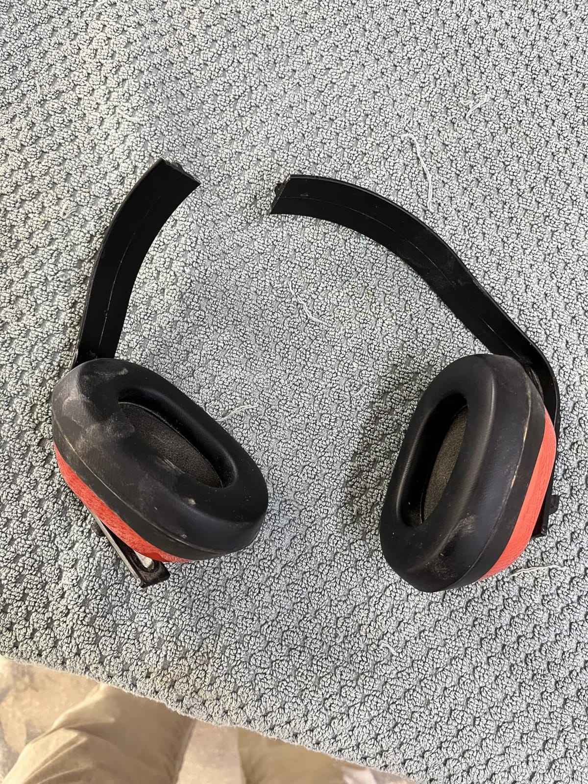 Neiko 53925A Adjustable Safety Earmuffs for Noise Reduction, ANSI S3.19-1974 Approved Ear Protection, NRR 26 dB, Pack of 2 customer photo 1