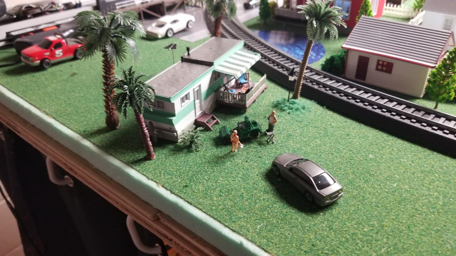 Woodland Scenics Landmark Structures Built-&-Ready Grillin' & Chillin' Trailer, HO Scale customer photo 1