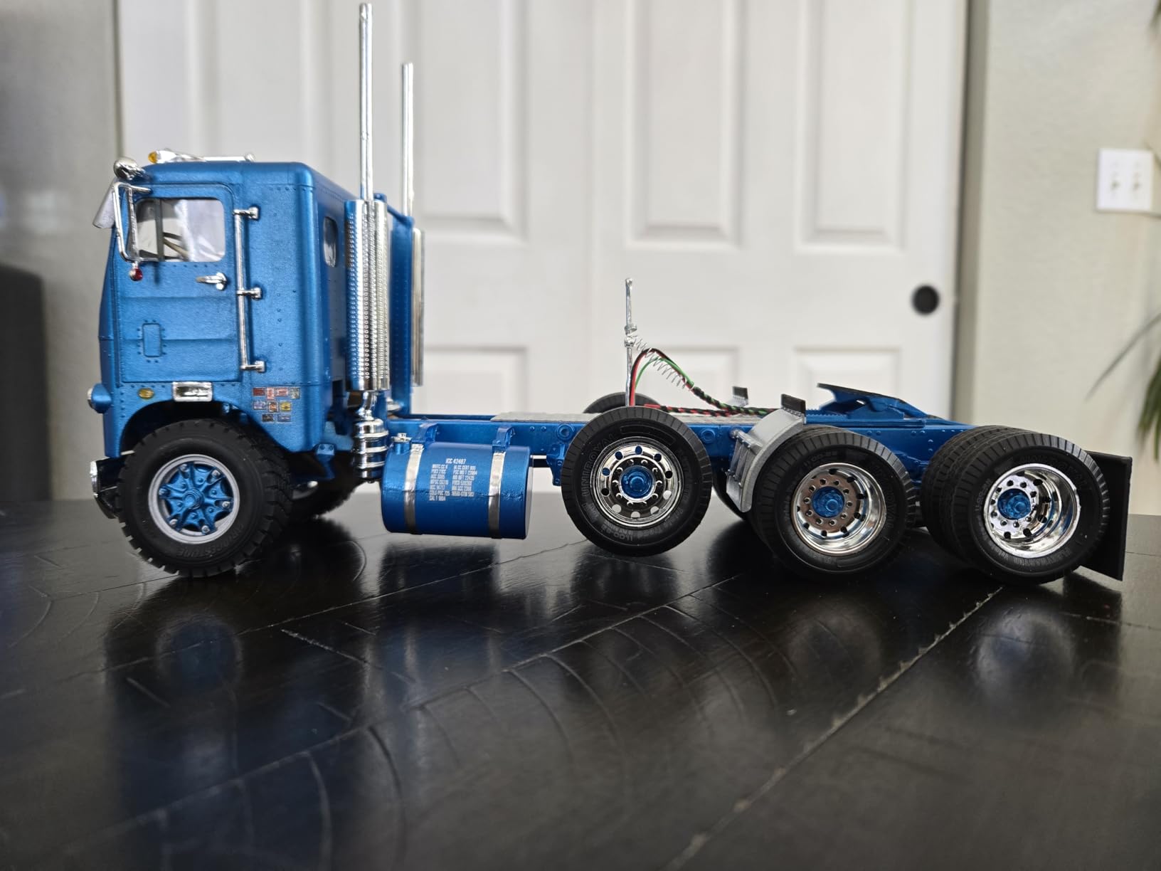 AMT White Freightliner 2-in-1 SC/DD Cabover Tractor (75th Anniversary) 1:25 Scale Model Kit customer photo 2