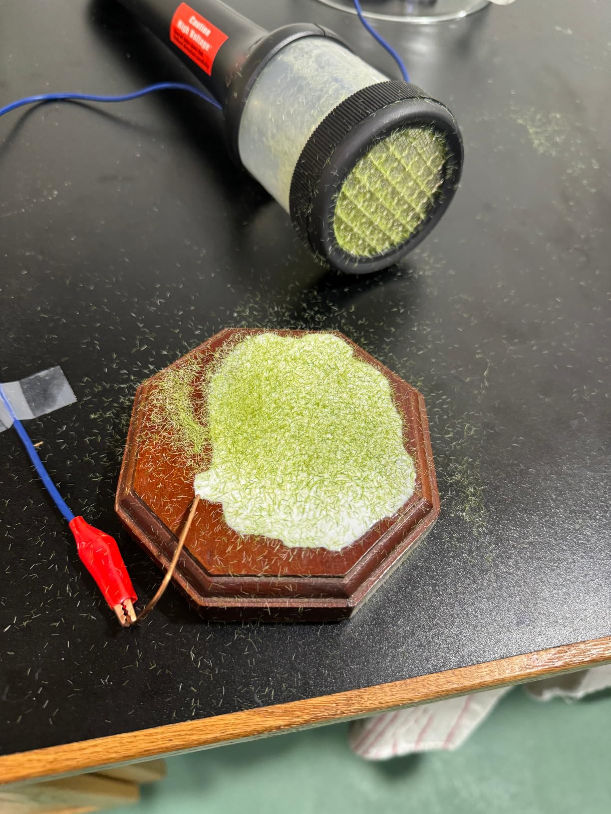 Static Grass Applicator for Railway Terrain Modeling Diorama - Electrostatic Flocking Machine customer photo 2