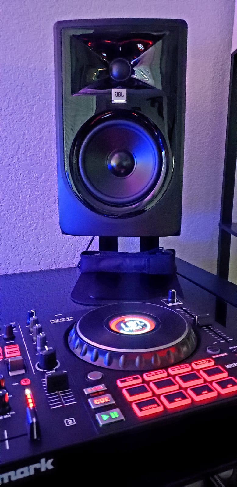 JBL Professional 305PMkII 5-Inch 2-Way Powered, Active Monitor Speaker for Near Field Music Production, Studio Monitor, Desktop Computer, Hi-Fi Audio. Sold Individually, Black customer photo 1