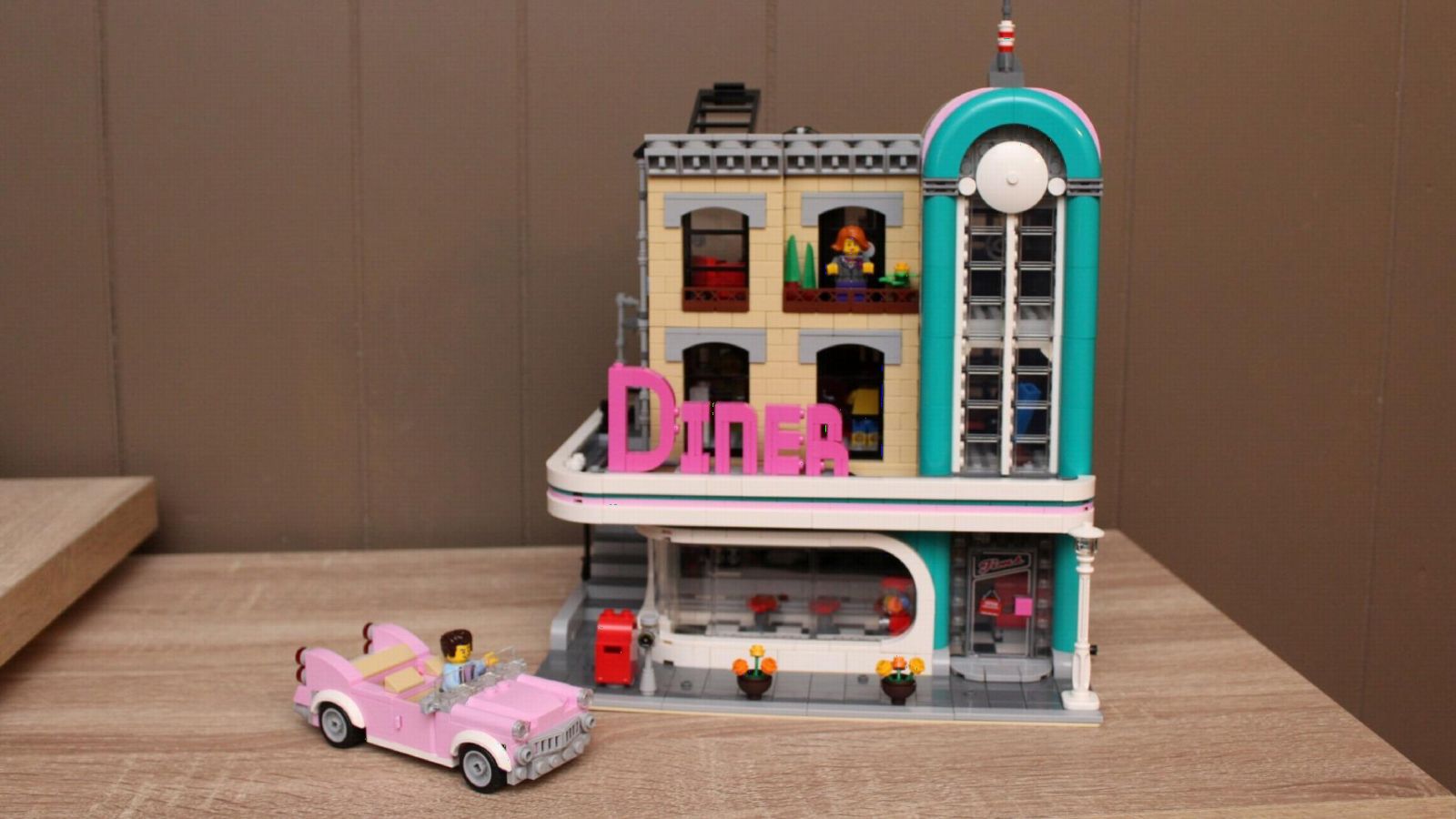 LEGO Creator Expert Downtown Diner 10260 Building Kit, Model Set and Assembly Toy for Kids and Adults (2480 Pieces) customer photo 1