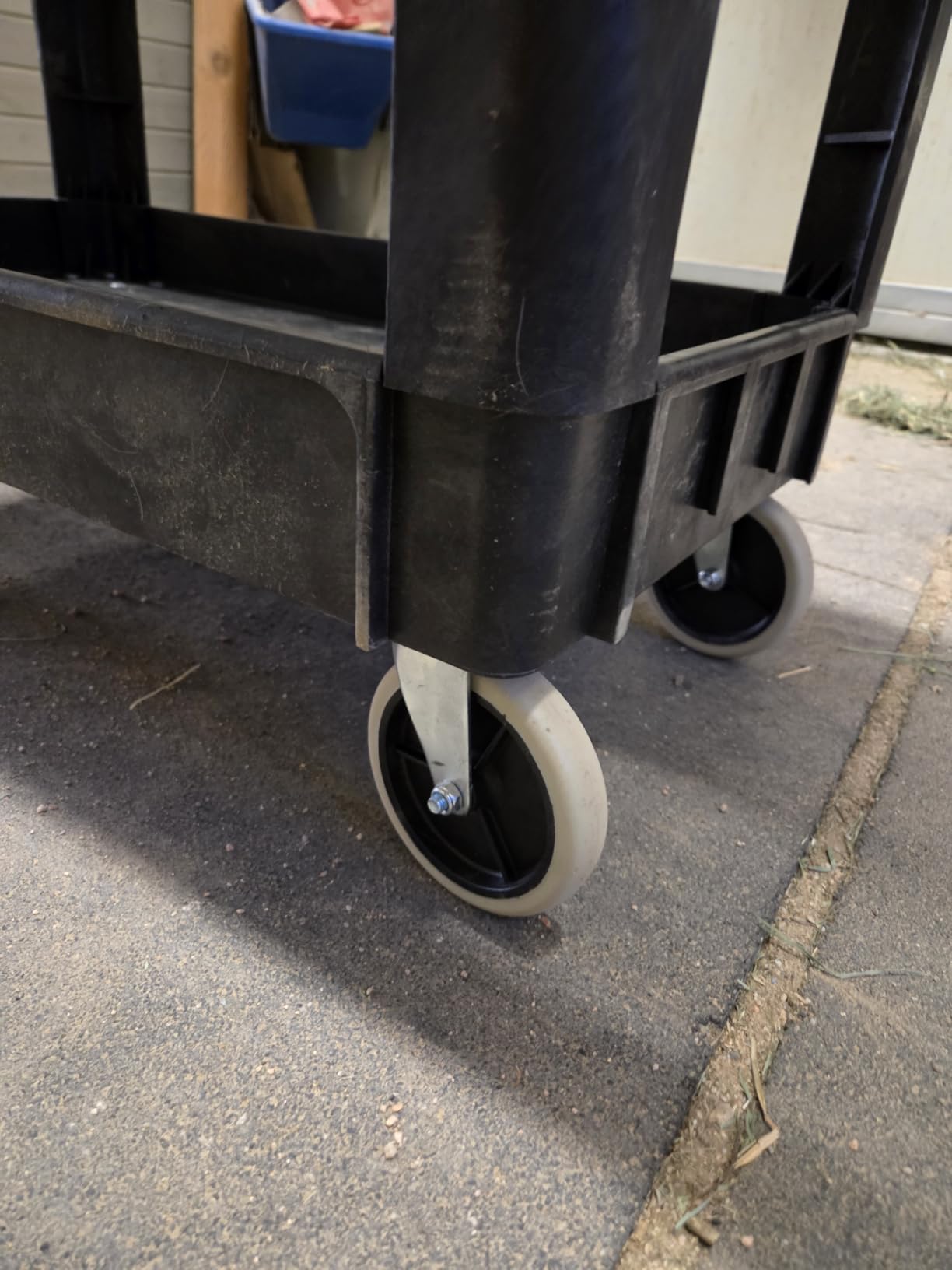 MaxWorks Heavy Duty 2‑Shelf Service Cart 500 lb Capacity Polypropylene Utility Cart with 5