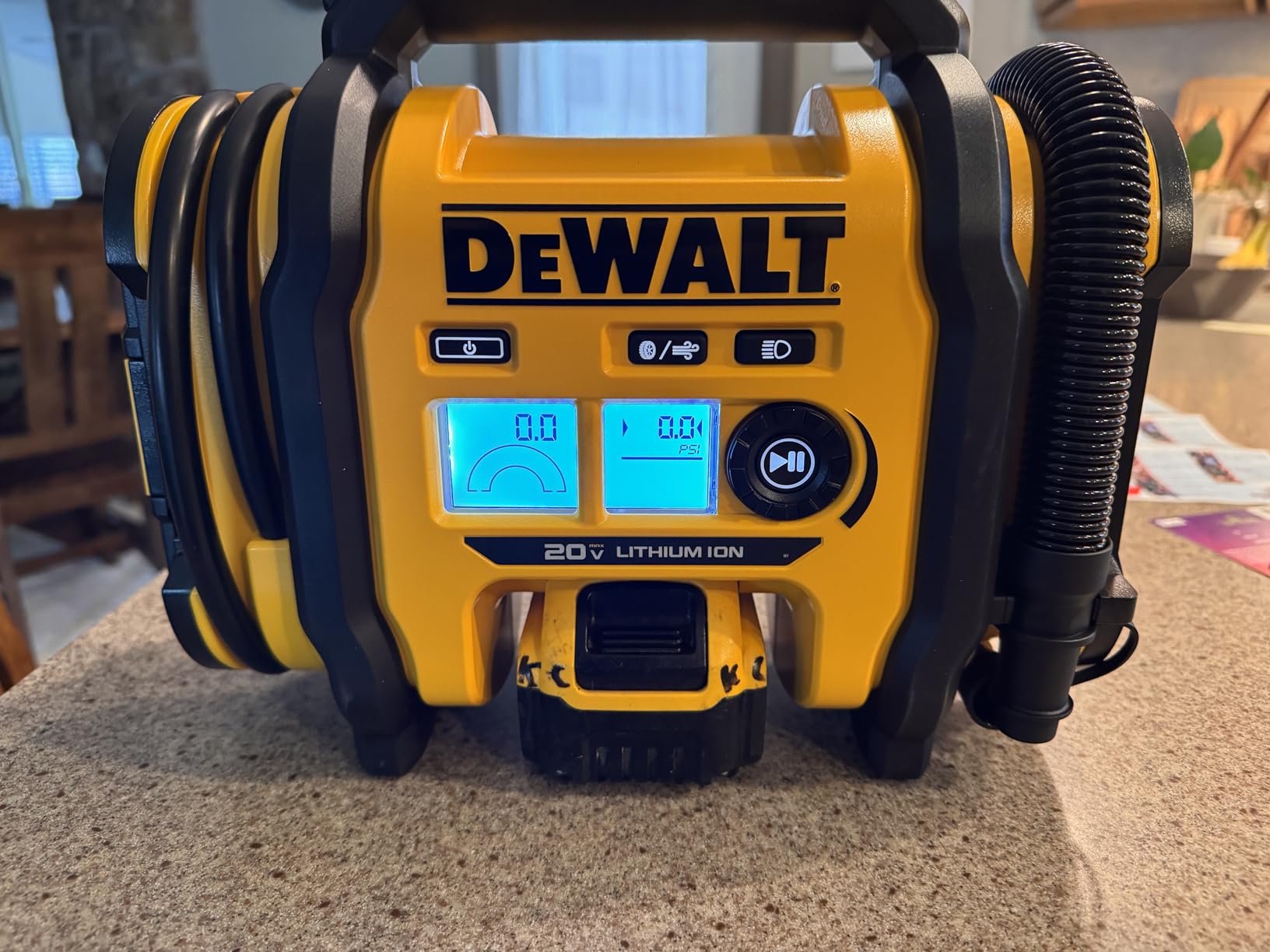 DEWALT Tire Inflator Portable Air Compressor 20V MAX, Car Air Pump with Automatic Shut Off, LED Light, Tool Only (DCC020IB) customer photo 1