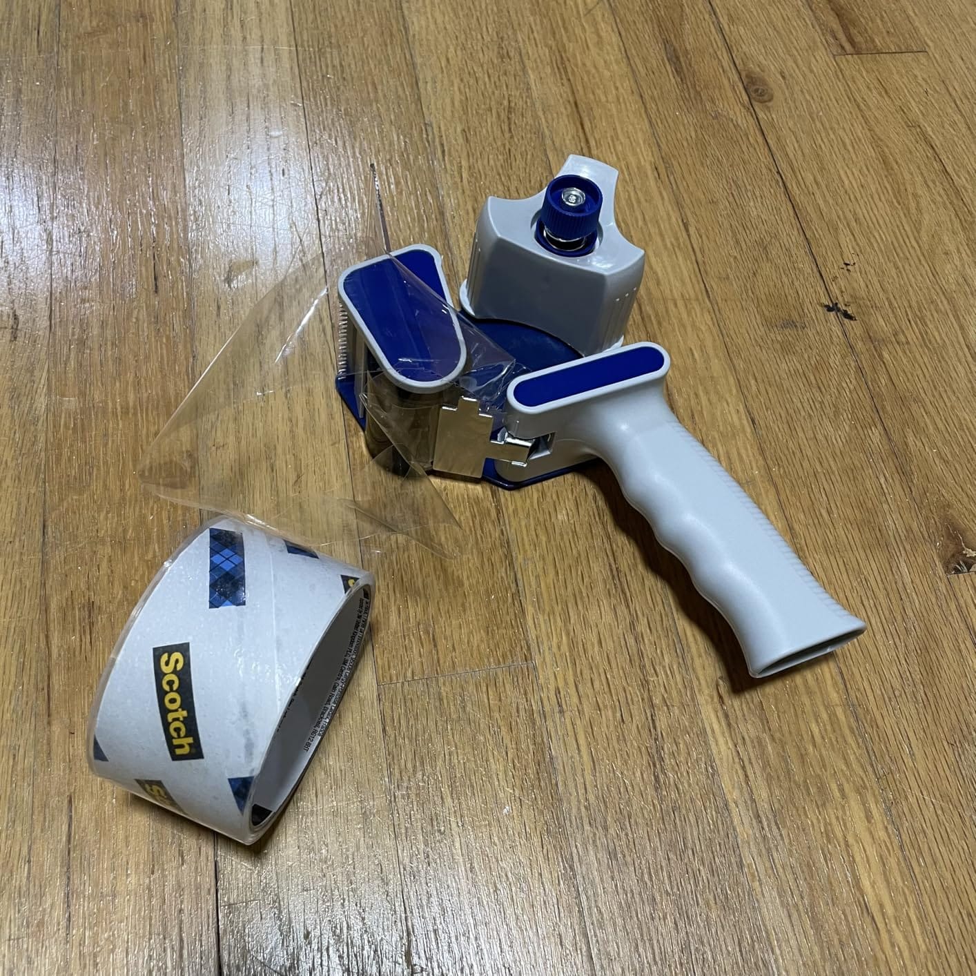 Amazon Basics Packaging Tape Dispenser Gun, Easy-to-Use, Side Load Design, Well Built, for 1.88-Inch Wide Packing Tape customer photo 1