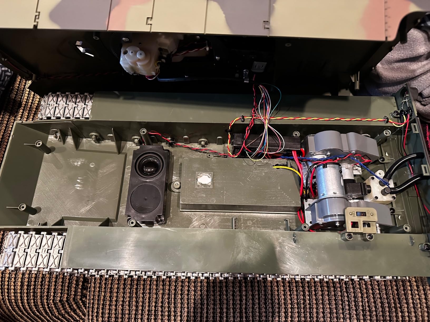 Heng Long Modified Edition 1/16 2.4ghz Remote Control US M1A2 Abrams Tank Camouflage Color(360-Degree Rotating Turret)(Steel Gear Gearbox)(3800mah Battery)(Metal Tracks & Sprocket Wheel & Idle Wheel) customer photo 2