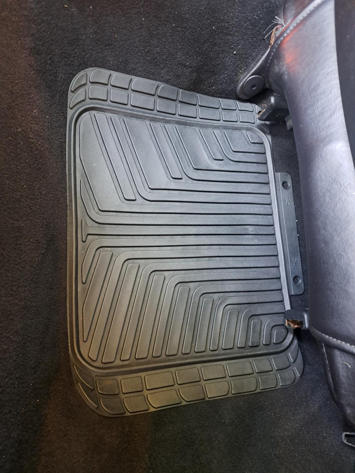 Amazon Basics 4-Piece Premium All-Season Anti-Slip Rubber Floor Mats, All Weather Protection for Cars, SUVs and Trucks, Universal Trim to Fit, Black customer photo 1