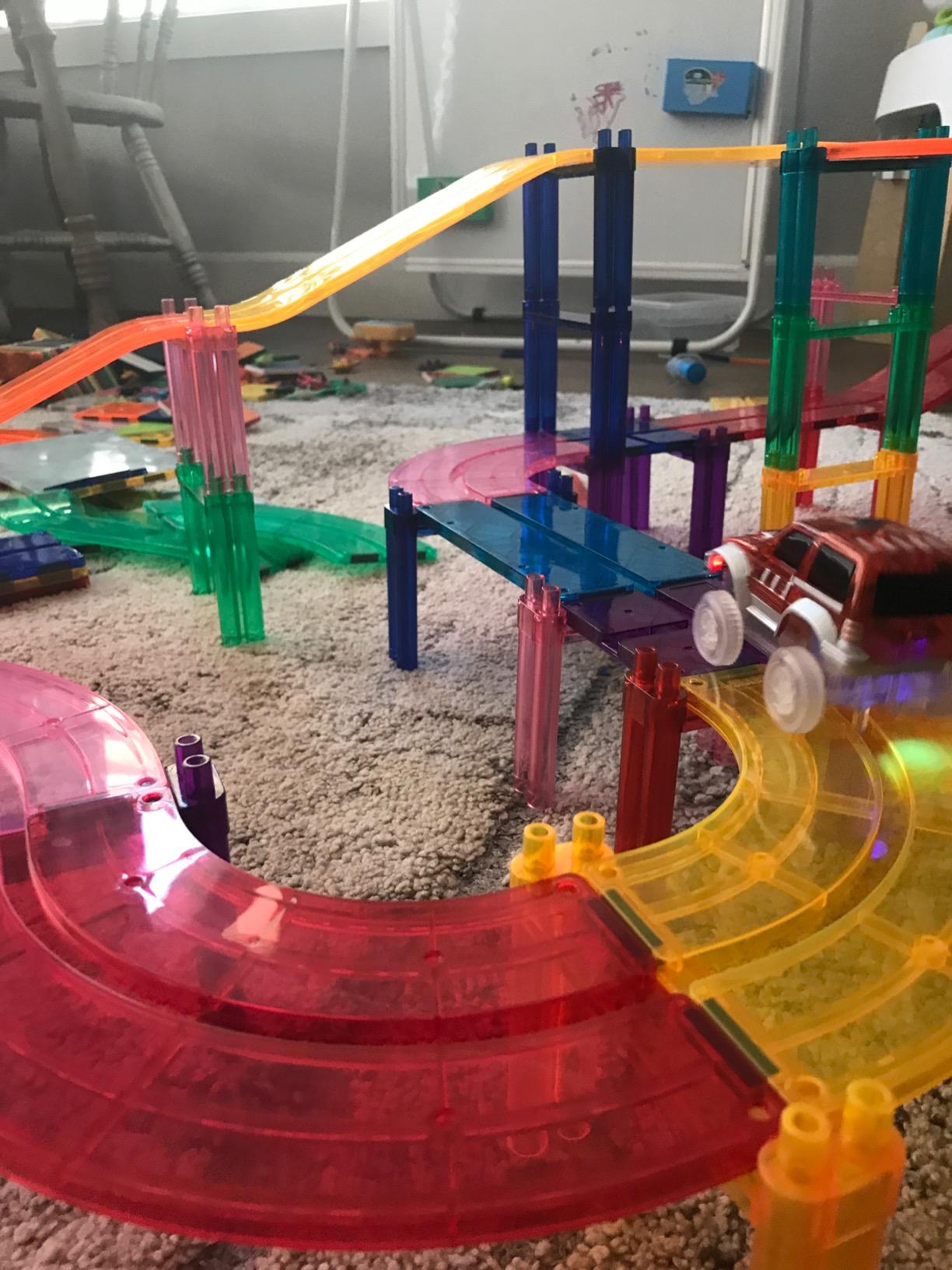 PicassoTiles 128pcs Magnetic Race Car Track Building Block Educational Toy Set with 3 LED Cars Ages 3+ customer photo 1
