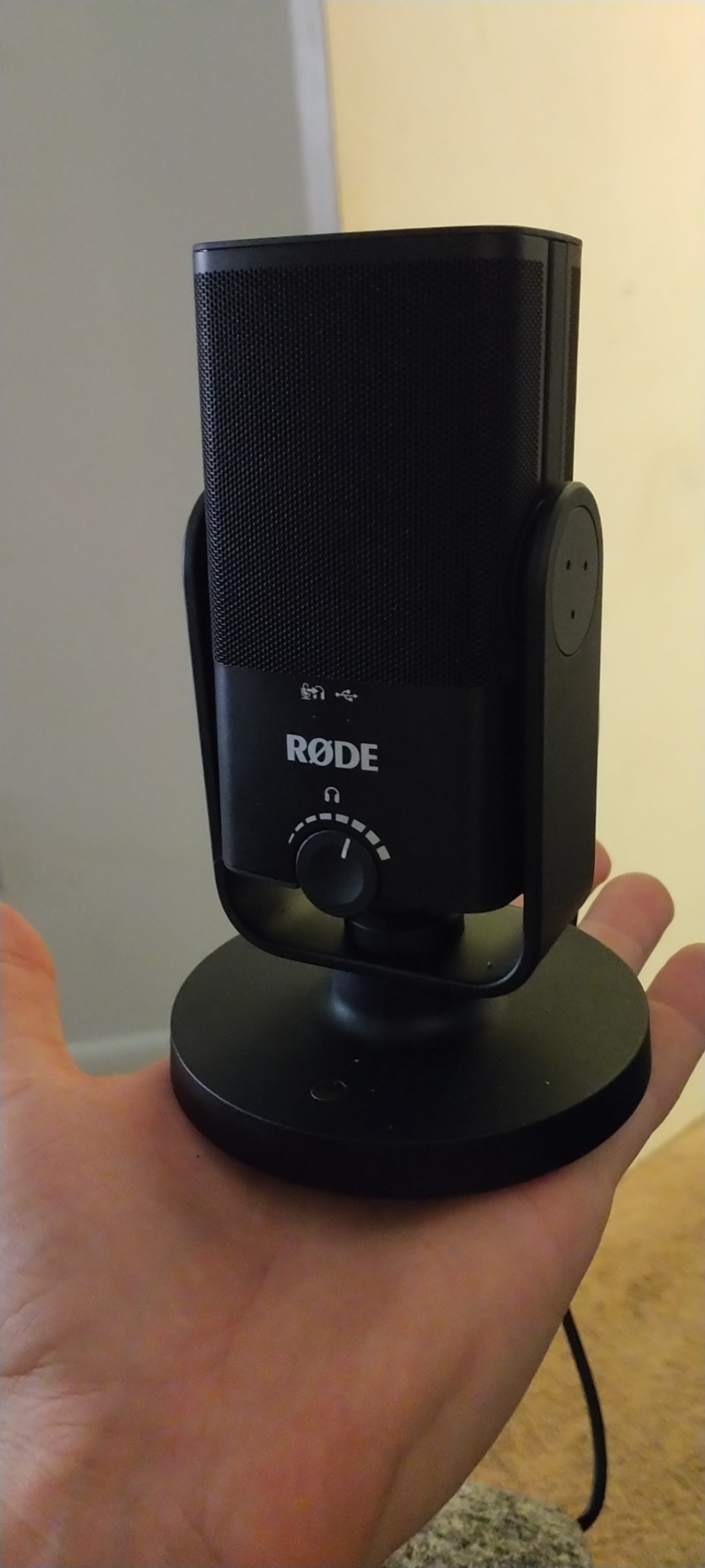 RODE NT-USB Mini Versatile Studio-quality Condenser USB Microphone with Free Software for Podcasting, Streaming, Gaming, Music Production, Vocal and Instrument Recording, Black customer photo 2