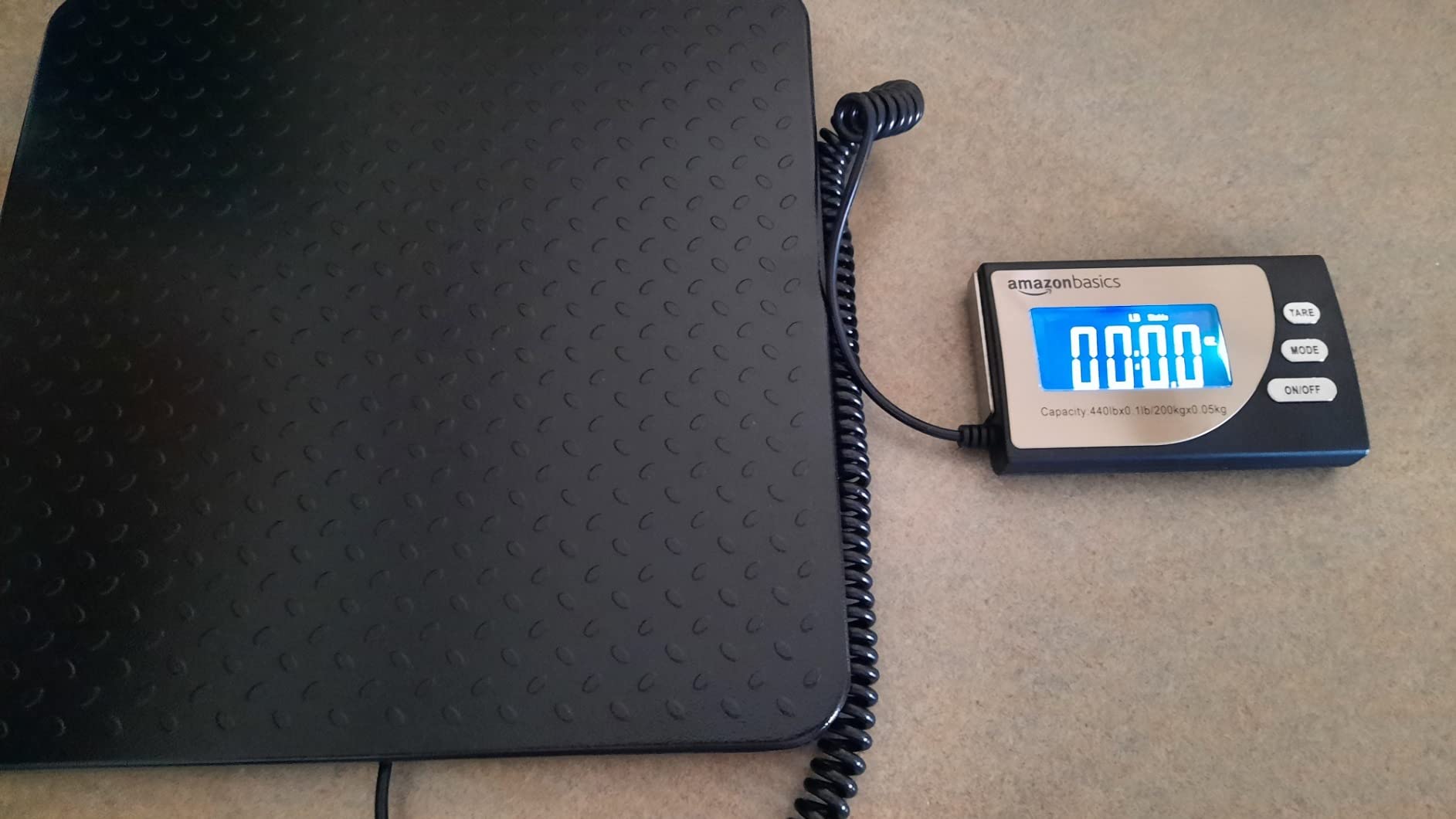 Amazon Basics Digital Postal Scale with Tare Function, Heavy Duty, Aluminium Platform, 440 lb Capacity, Digital Shipping, Portable, Black customer photo 2