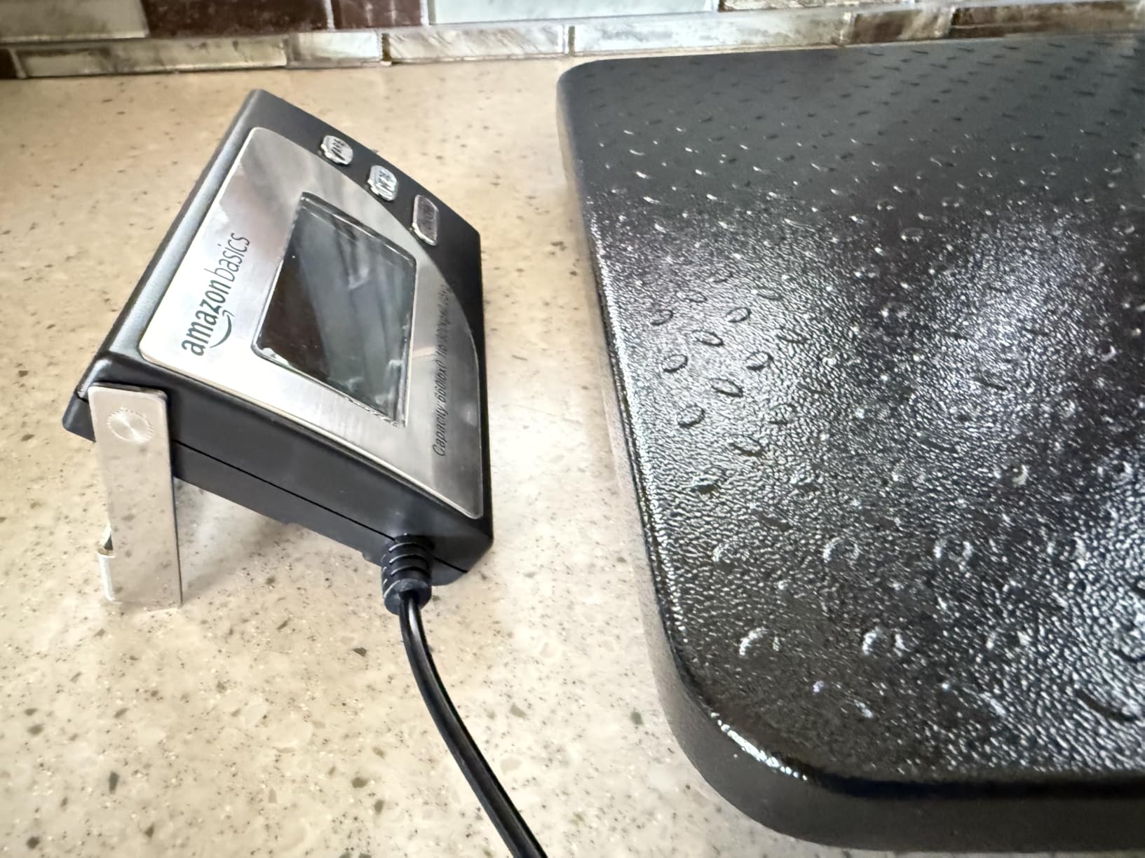 Amazon Basics Digital Shipping Postal Scale with Tare Function, Heavy Duty Weighing Platform, 660 lb Capacity, 1 Ounce Readability, Portable, Black customer photo 1