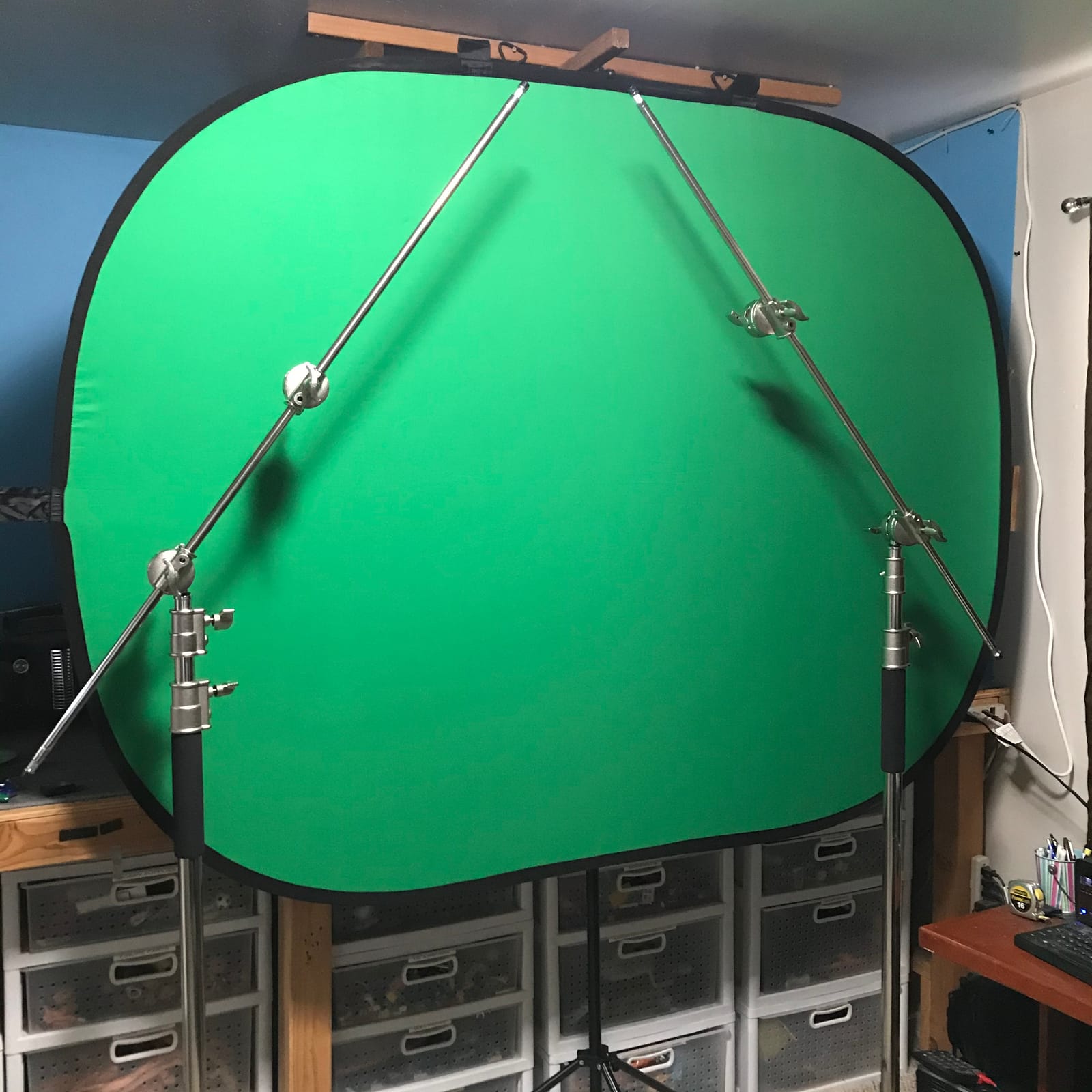 Neewer 5x7ft/1.5x2m Chromakey Foldable Backdrop with Stand 8.5ft/2.6m, 2-in-1 Reversible Green Blue Green Background Panel for Photography Studio, Live Streaming, Video Calls, Games customer photo 1