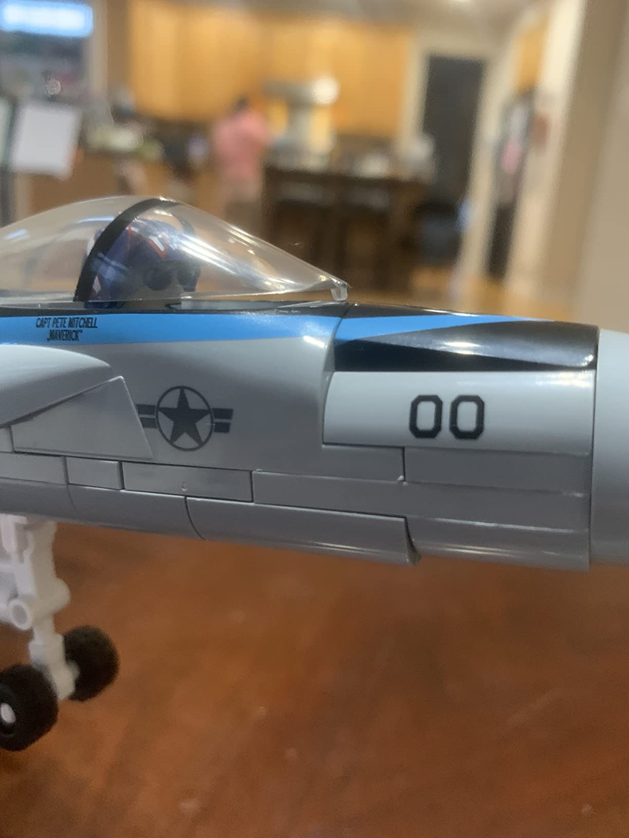 TOP Gun: Maverick F/A-18E Super Hornet, 1:48 Scale, 560 Pieces | Pad-printed details, opening cockpit, movable parts, pilot figure, display stand, TOP GUN license, made in the EU, ages 7+ customer photo 1