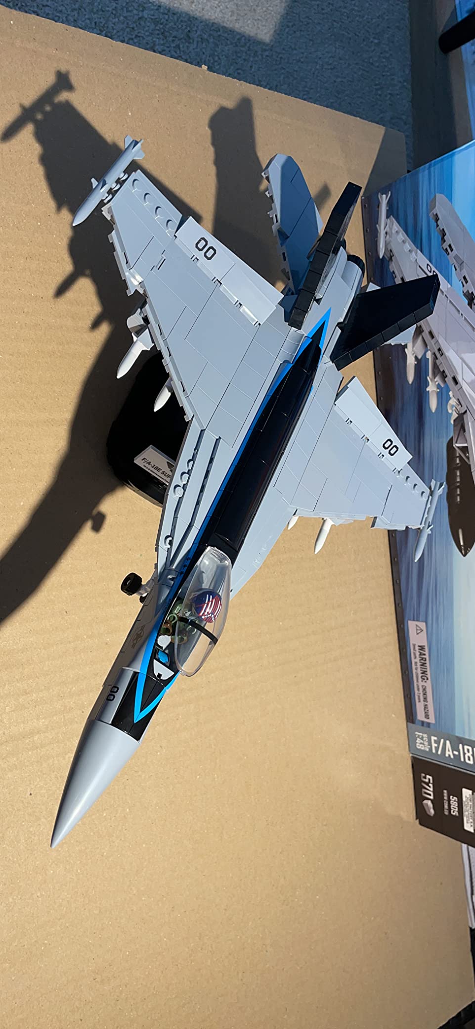 TOP Gun: Maverick F/A-18E Super Hornet, 1:48 Scale, 560 Pieces | Pad-printed details, opening cockpit, movable parts, pilot figure, display stand, TOP GUN license, made in the EU, ages 7+ customer photo 2