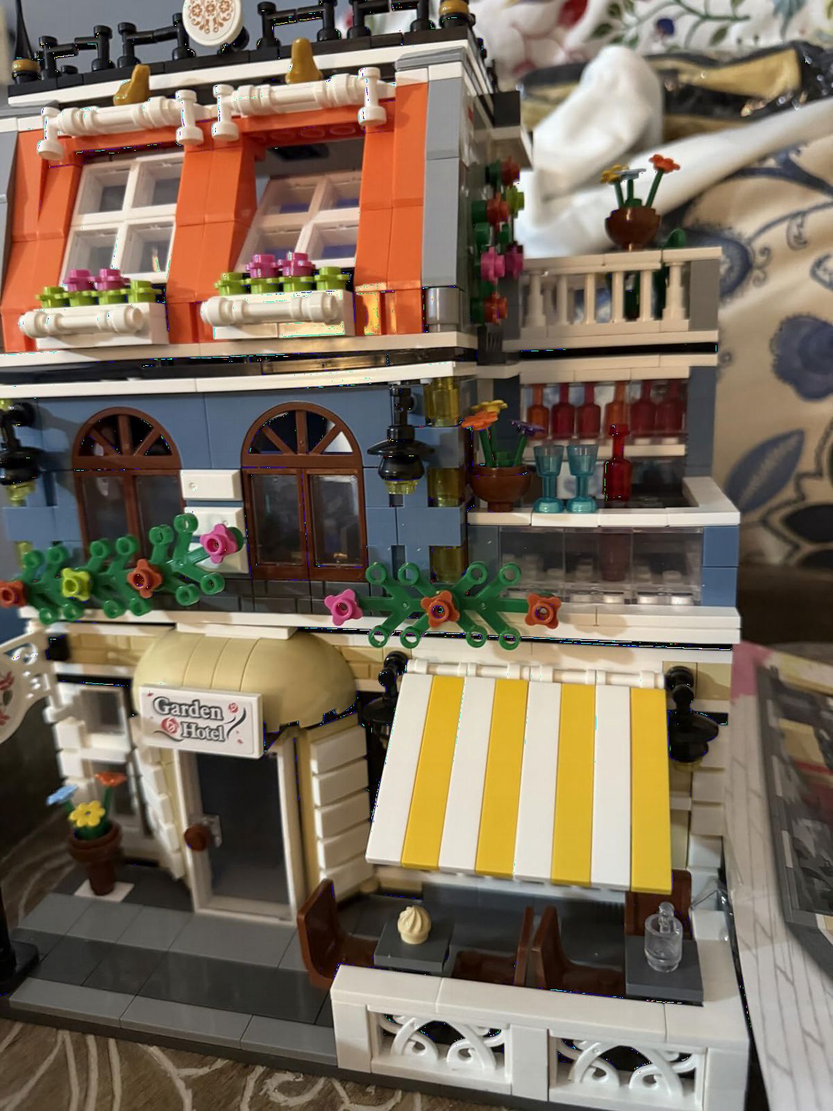 Garden Hotel Assembly Square Building kit | Modular House Building Blocks Model Set for Teens and Adults.Collectible Display Toy Building Set 1284 PCS customer photo 2