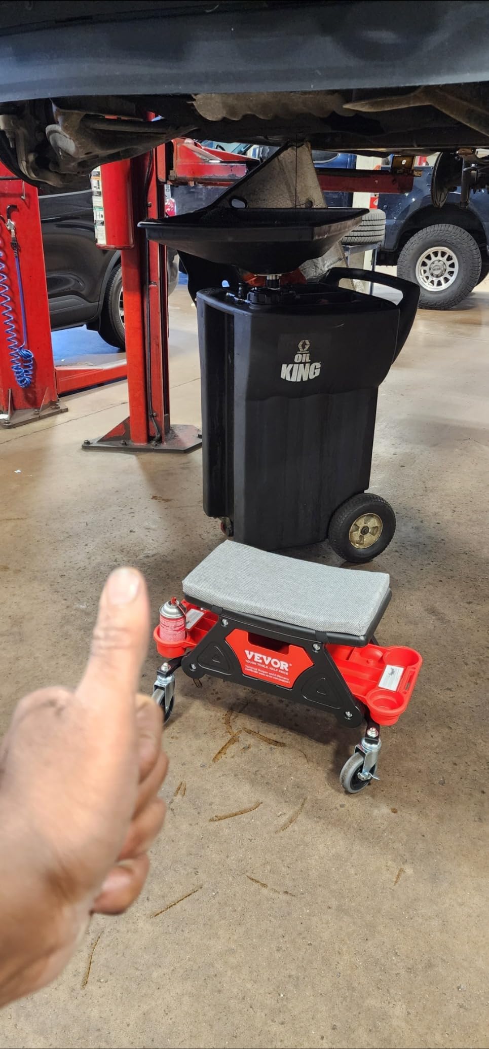 VEVOR Mechanic Stool 300 LBS Capacity Garage Stool Gift for Men, Heavy Duty Rolling Mechanics Seat, with Three Slide Out Tool Trays and Drawer, Tools for Automotive Auto Repair customer photo 1