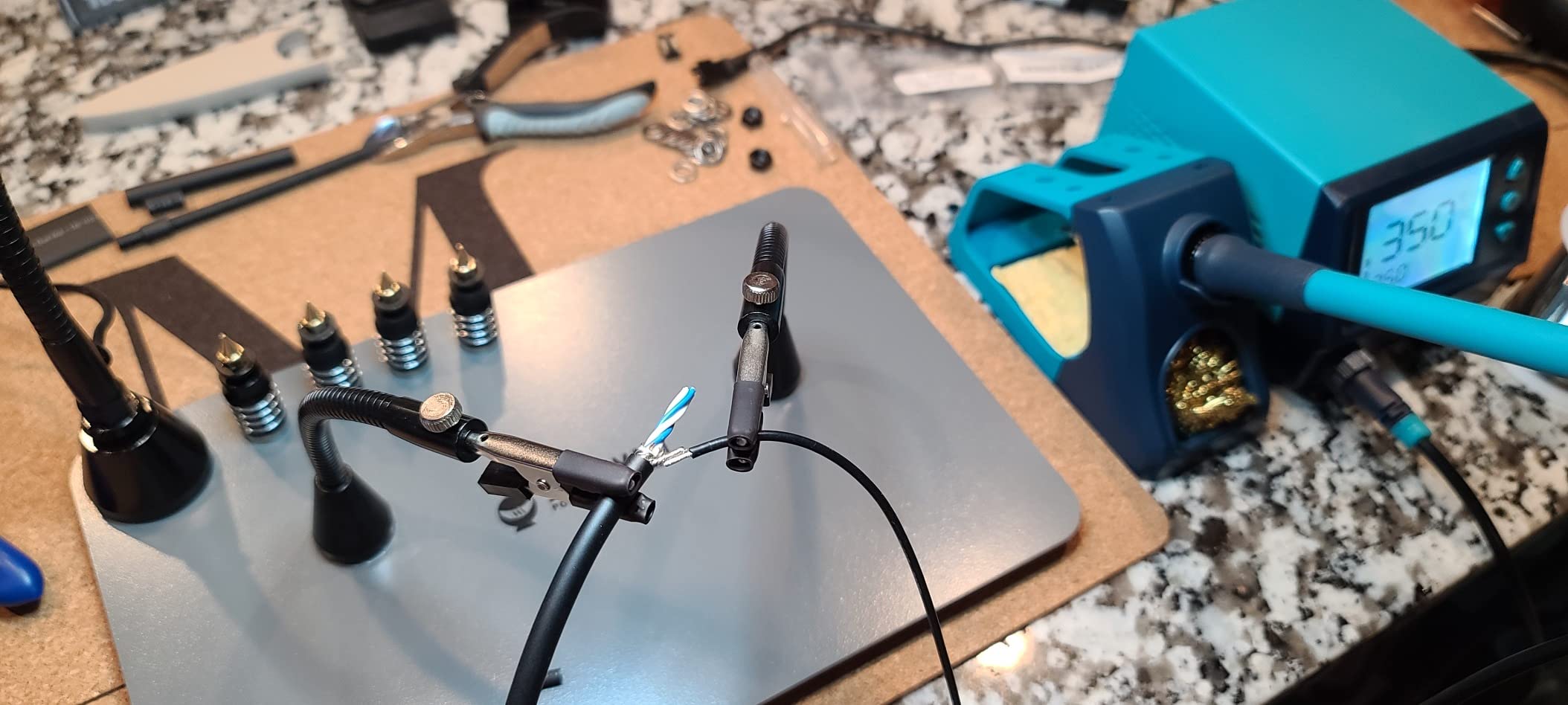 SainSmart Magnetic Helping Hands Soldering Station with an 11.1 x 7.1 Inch Larger Base, 5X LED Magnifying Lamp, 4 PCB Circuit Board Holder & 4 Flexible Magnetic Helping Hands customer photo 2