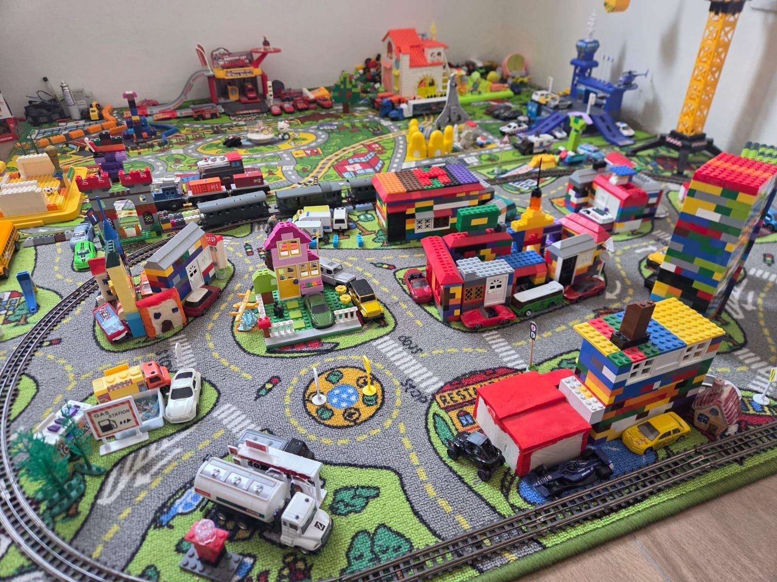 HUIZDQ 1500 Pieces Building Bricks, Classic Bulk Small Blocks | Classic Bricks Set Basic Building Blocks Compatible with All Major Brands customer photo 1