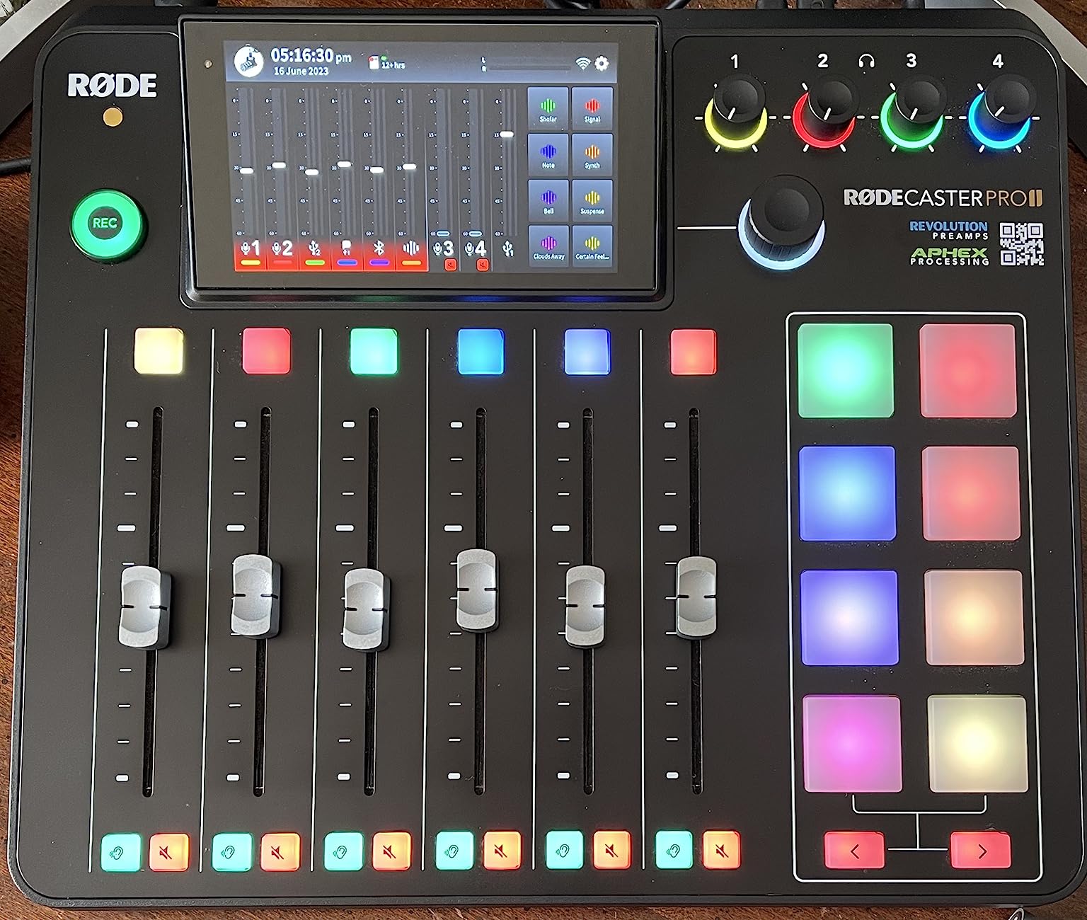 RØDE RØDECaster Pro II All-in-One Production Solution for Podcasting, Streaming, Music Production and Content Creation, Black customer photo 2