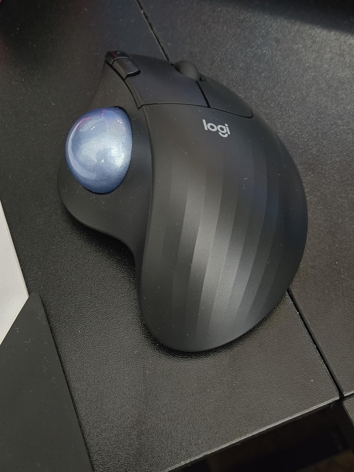 Logitech Ergo M575S Wireless Bluetooth Trackball Mouse - Graphite Blue Ball customer photo 2