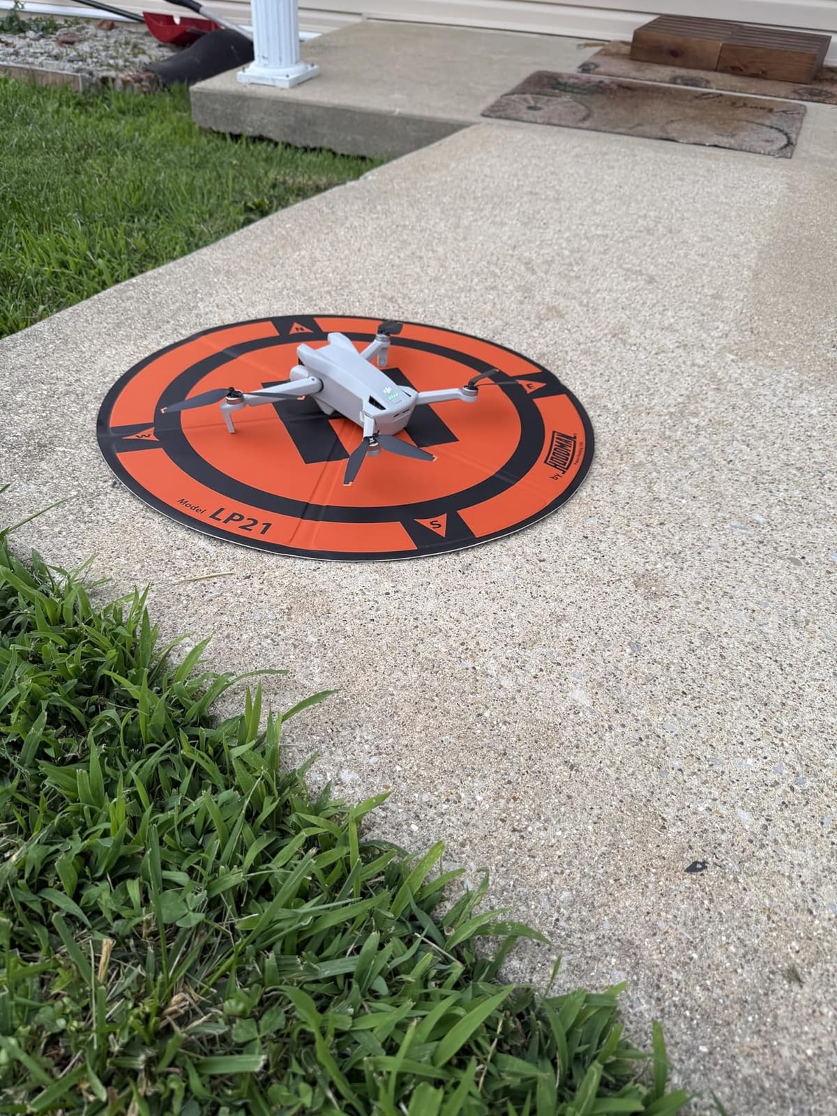 Hoodman Weighted Trifold UAV Drone Landing Pad LP21 fits Mini 4 Pro, mini 3 pro, mavic and spark. Durable, No Stakes Required, collapses to one sixth of deployed size customer photo 2