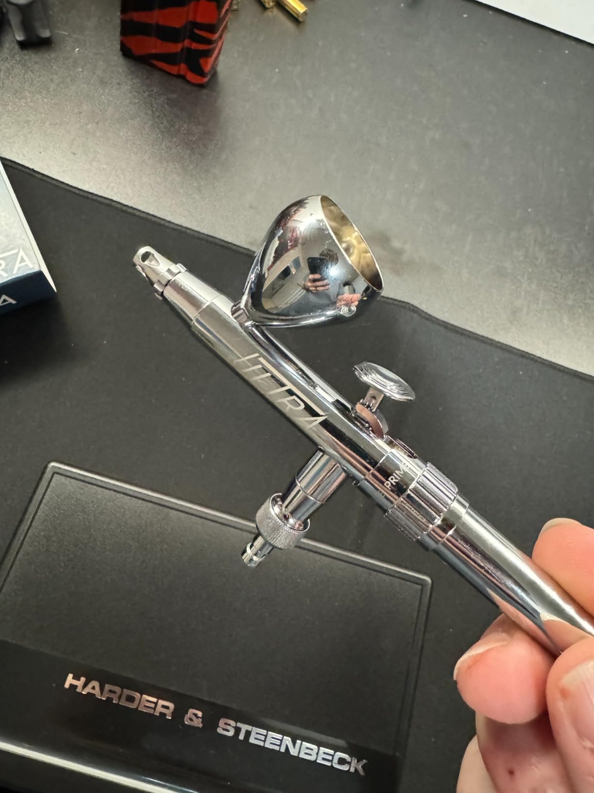 Harder & Steenbeck Airbrush - ULTRA 2024 - German-Engineered Dual Action Painting Set with Gravity Feed - 0.45mm Self-Centering Nozzle - 5ml Paint Cup - 120231 customer photo 1