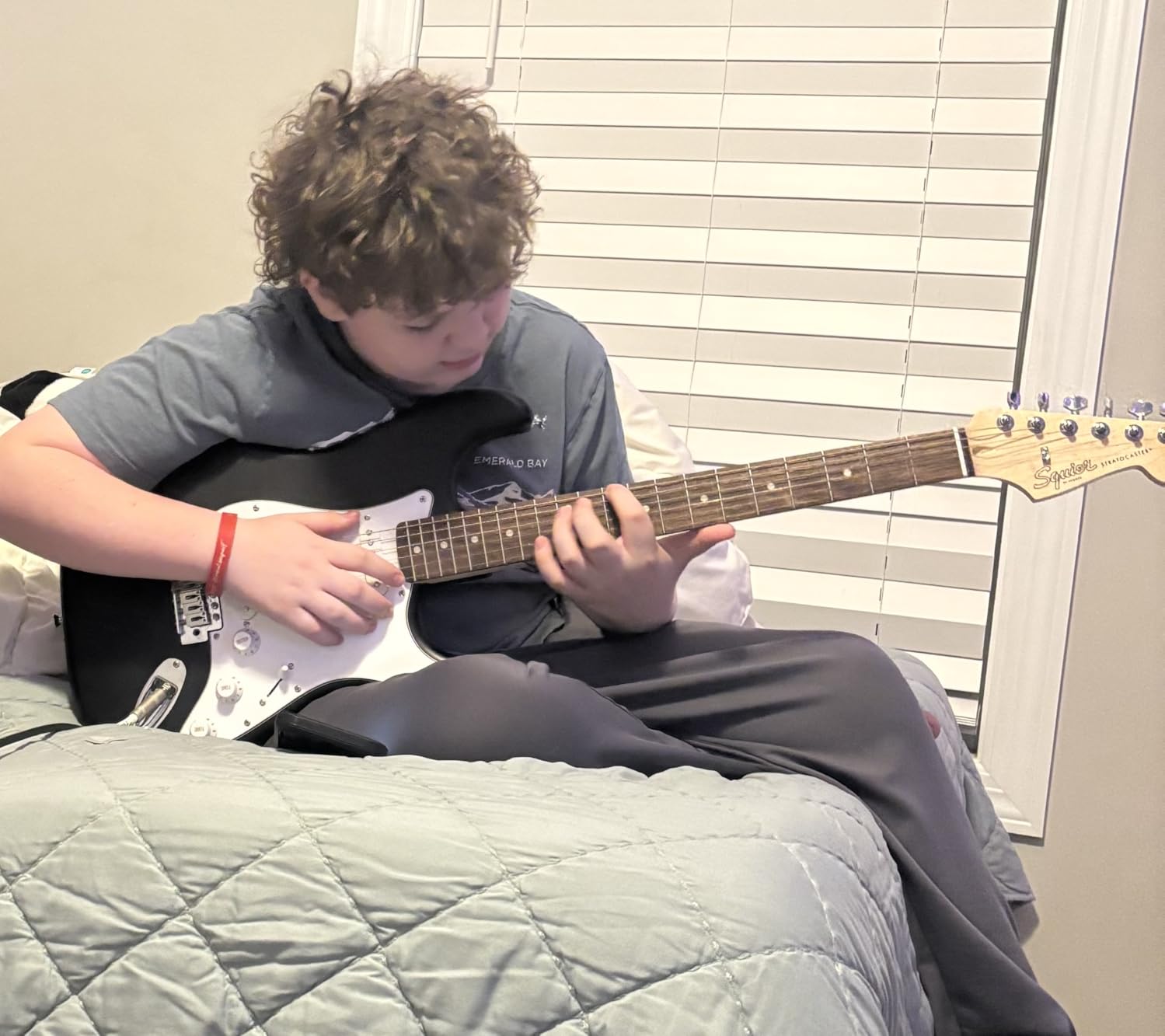 Fender Squier Debut Series Stratocaster Electric Guitar Kit, Beginner Guitar Kit, with 2-Year Warranty, with Padded Gig Bag, Frontman 10G Amp, Strap, and More, Includes Free Lessons, Black customer photo 1