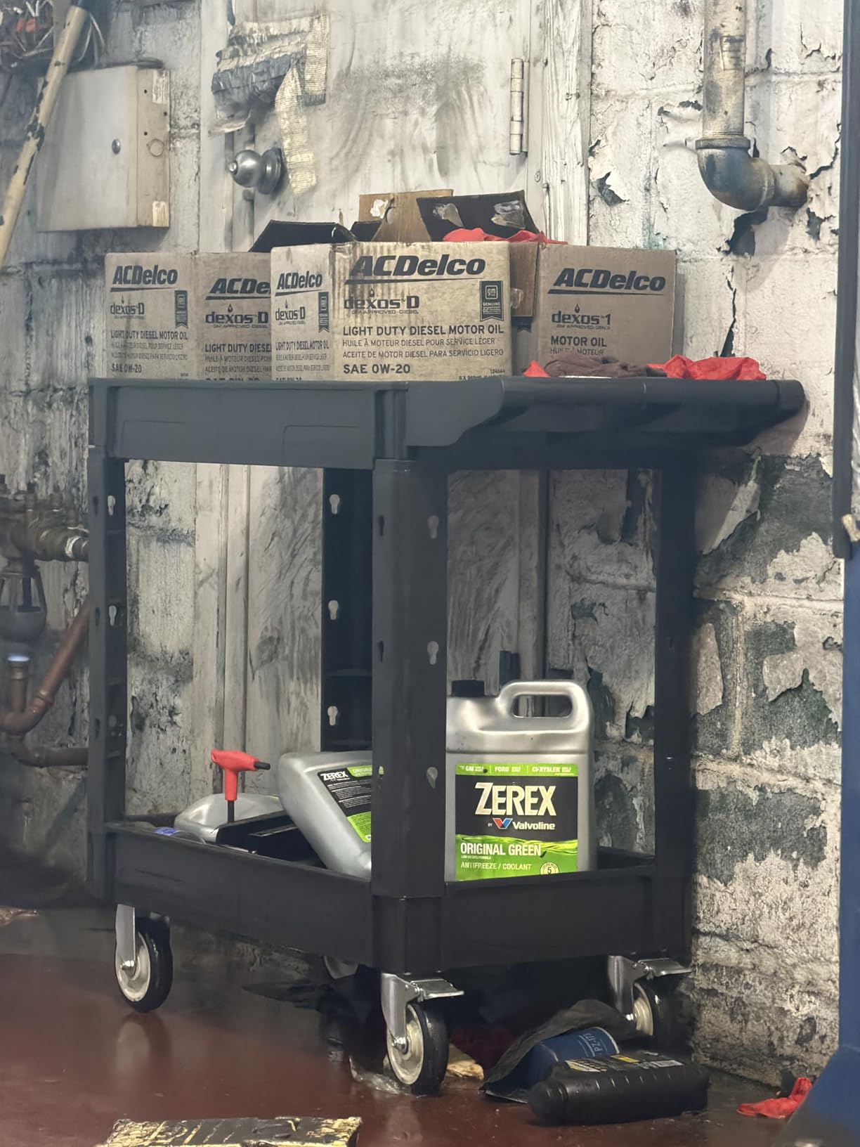 VEVOR Utility Service Cart, 2 Shelf 550LBS Heavy Duty Plastic Rolling Utility Cart, Medium Lipped Shelf, 360° Swivel Wheels, Ergonomic Storage Handle for Warehouse Garage, Black customer photo 1