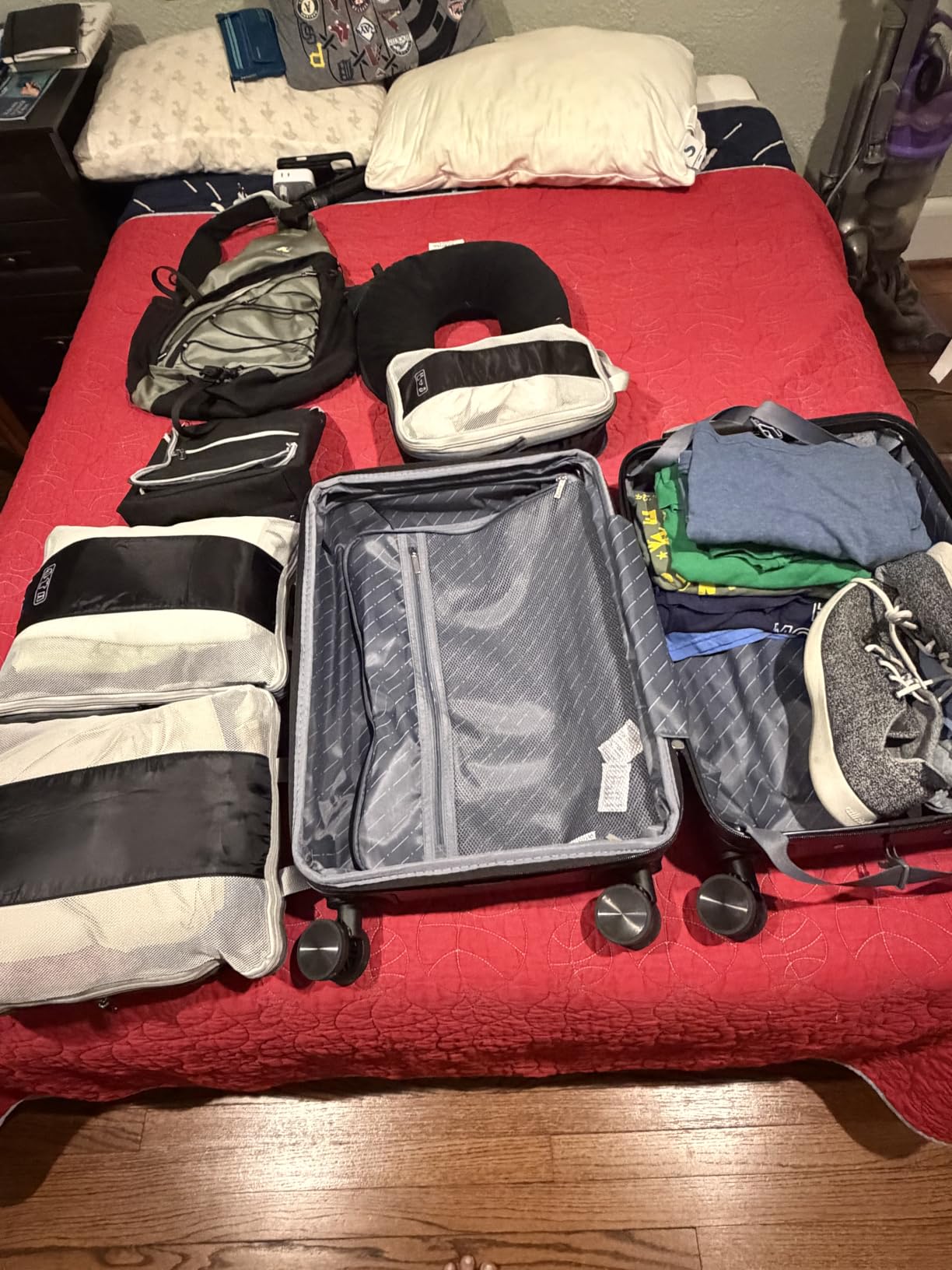 OlarHike 10 Set Compression Packing Cubes for Travel Essentials,Compressible Expandable Space Saver Bags for Organizing Clothes,Luggage Suitcase Garment Bags with Over 1000 pcs Mesh Holes(Black) customer photo 1