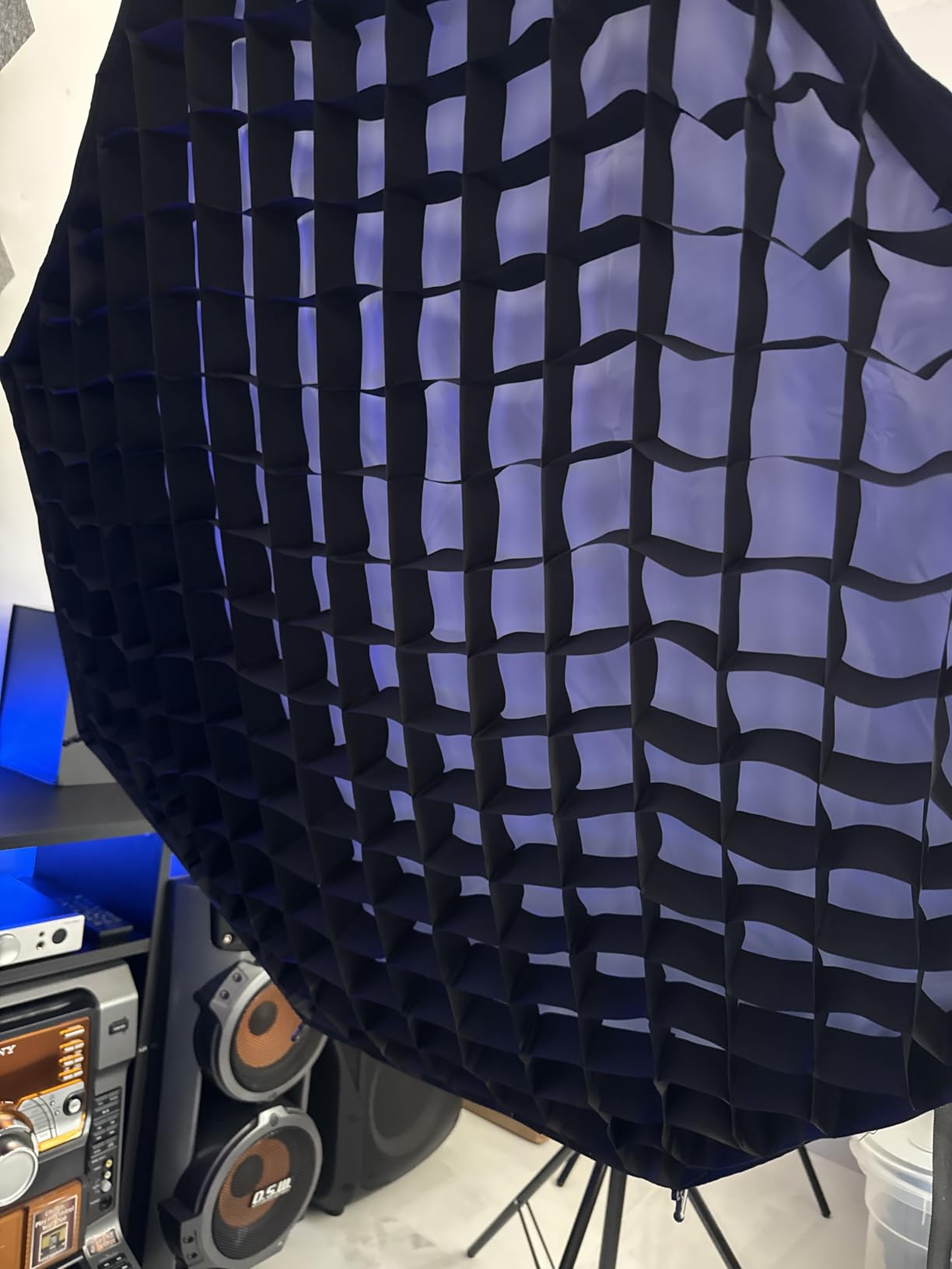 NEEWER 35.4'' Octagonal Softbox, Quick Release Parabolic Soft Box with Bowens Mount, Diffusers, Grid, Bag Compatible with Aputure 120d Compatible with Godox SL60w NEEWER Q4 AS600B CB300B Q300, NS92P customer photo 2