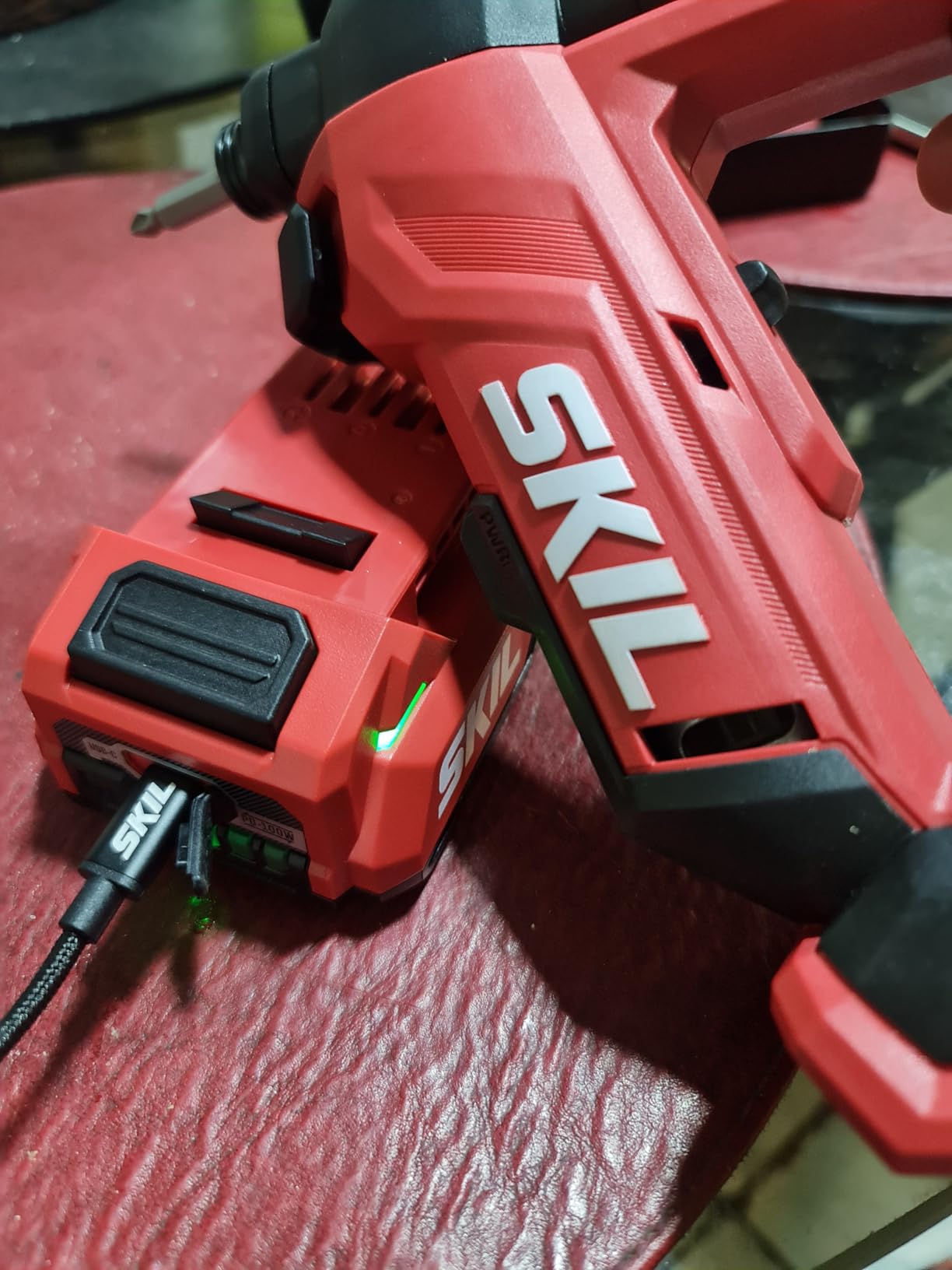 SKIL PWR CORE 20 Brushless 20V Flip Drill Driver Kit with Double Collect Flip Head, Torque Settings & Magnetic On-board Storage, Includes 2.0 Ah USB-C Battery and Charger - DL6300D-12 customer photo 1