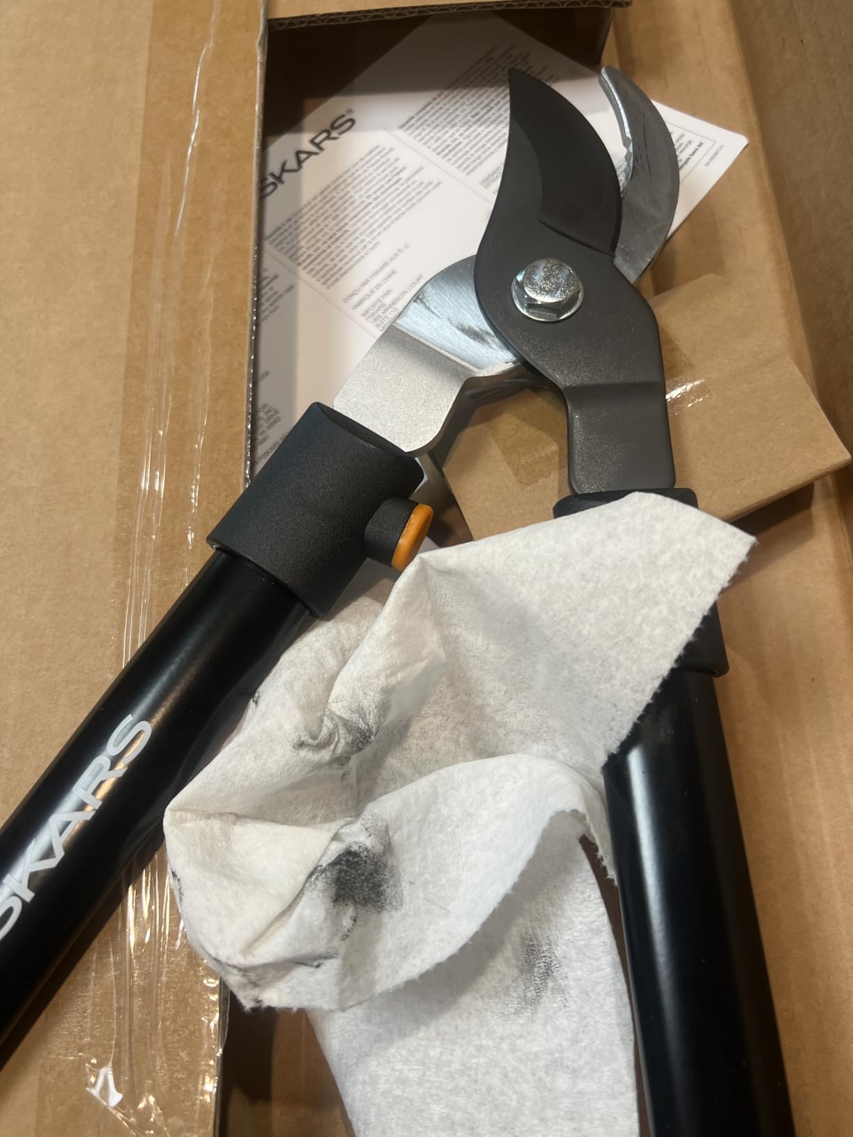 Fiskars 28” Garden Bypass Loppers, Tree Trimmer with 1.5