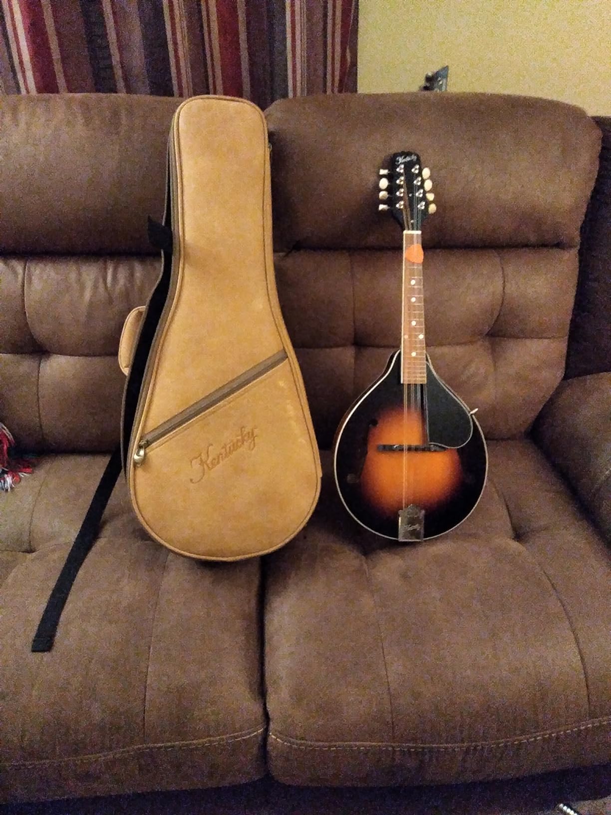 Kentucky KM-150 Standard A-Model Mandolin – Vintage Sunburst – Solid German Spruce Top & Alpine Maple Body customer photo 2