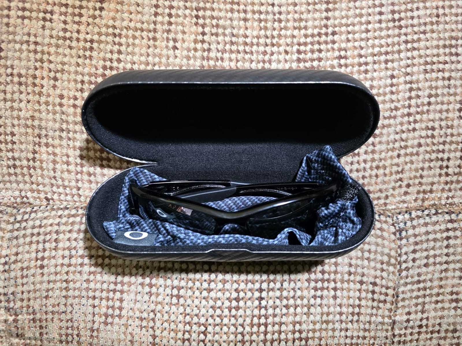 Oakley Carbon Sunglass Case, Carbon Fiber, One Size customer photo 1