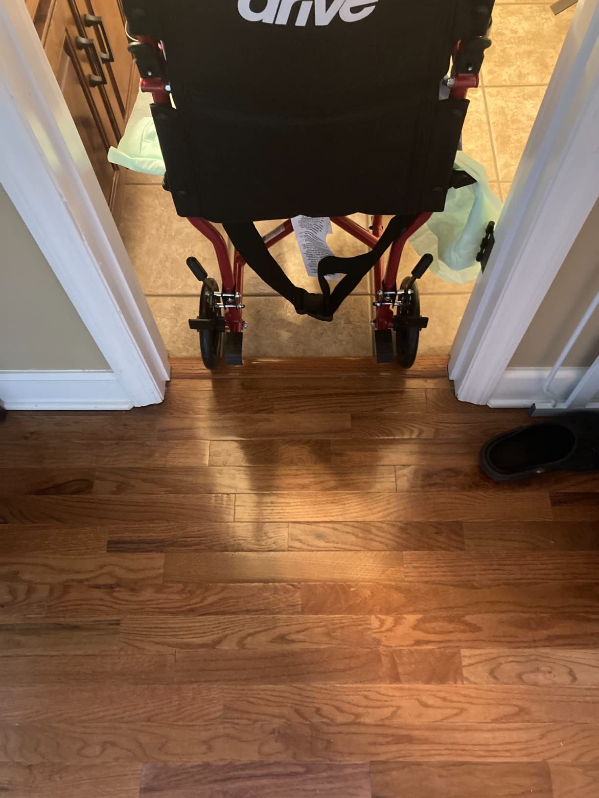 Drive Medical Deluxe Lightweight Aluminum Transport Wheelchair, Black customer photo 1