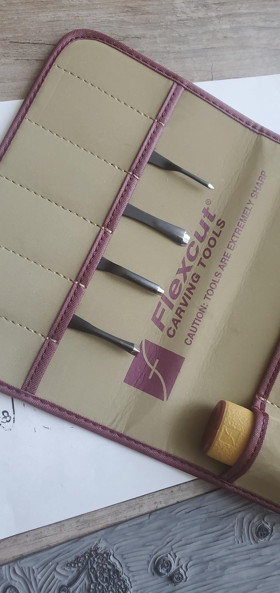 FLEXCUT SK130 5-Piece Lino & Relief Printmaking Set, Carbon Steel Blades (SK306, SK309, SK803, SK307), Quick Connect ABS Handle, Tool Roll, Strop & Honing Compound – 12 oz, Made in USA customer photo 1