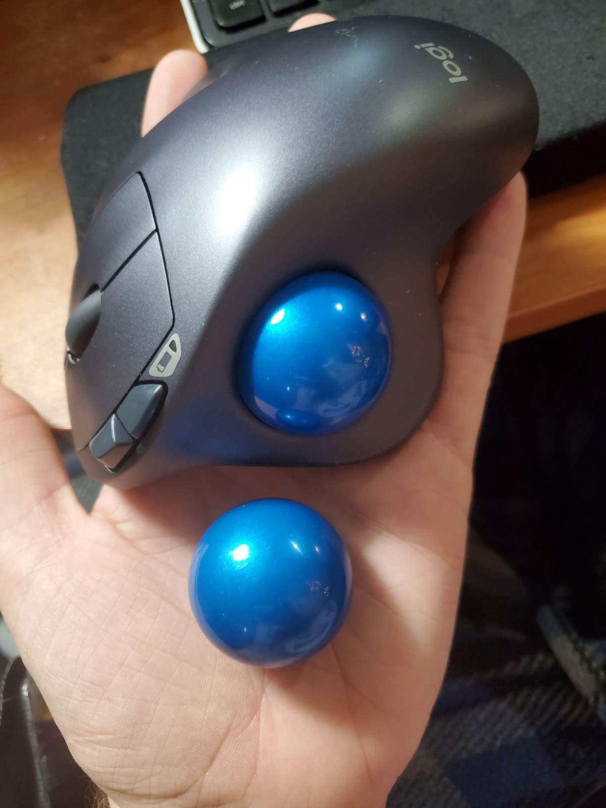 Logitech M570 Wireless Trackball Mouse – Ergonomic Design with Sculpted Right-Hand Shape, Compatible with Apple Mac / Microsoft, USB Unifying Receiver, Dark Gray customer photo 1
