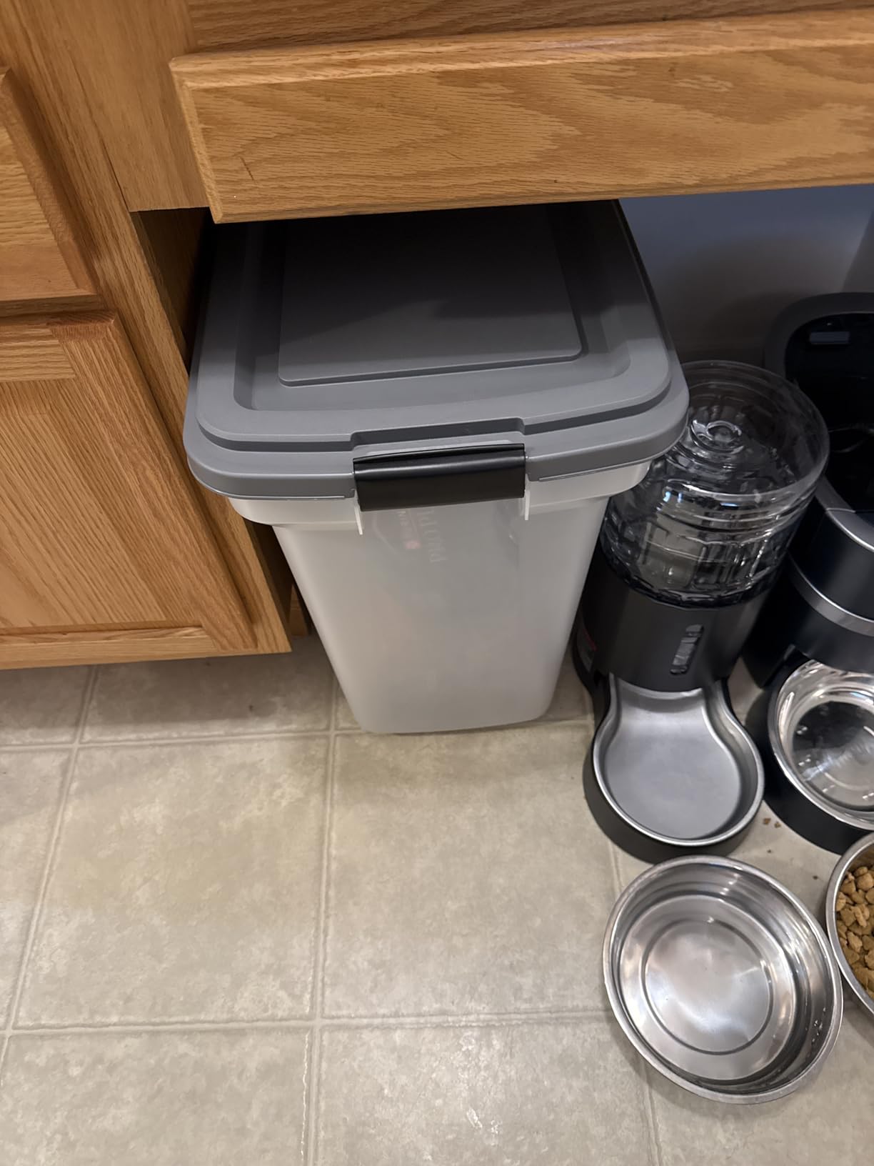 IRIS USA Dog Food Storage Container, Up to 58 lbs, Smoke Black, Made in USA | Wheels for Mobility, Airtight Seal, BPA-Free, Best for Bird Seed, Cat food, Cat Litter, Chicken Feed, Pellets customer photo 2