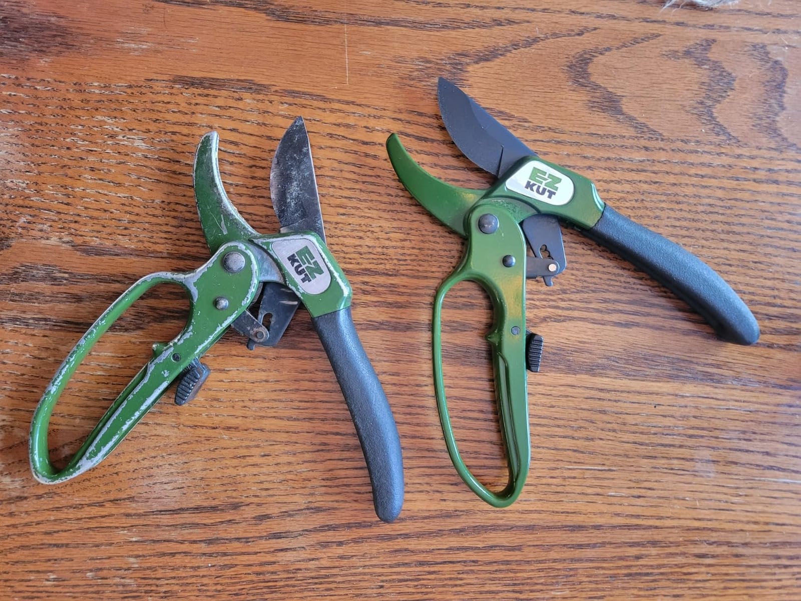 EZ Kut Heavy Duty Pruning Shears Green - with Ratcheting Action Great Garden Hand Tool Clippers Gardening pruners arthritis tools Ratcheting Anvil Hand Pruner Pruning Shears Heavy Duty Since 1988 customer photo 1