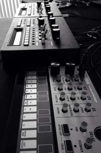 Korg Volca Bass Analog Synthesizer w/Three Oscillators and 16-step Sequencer customer photo 1