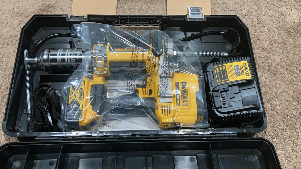 DEWALT Grease Gun Kit 20V MAX with 4.0Ah Battery and Charger, Cordless Grease Gun, LED Light, 42” Hose, 10,000 PSI, Variable Speed Triggers (DCGG571M1) customer photo 2