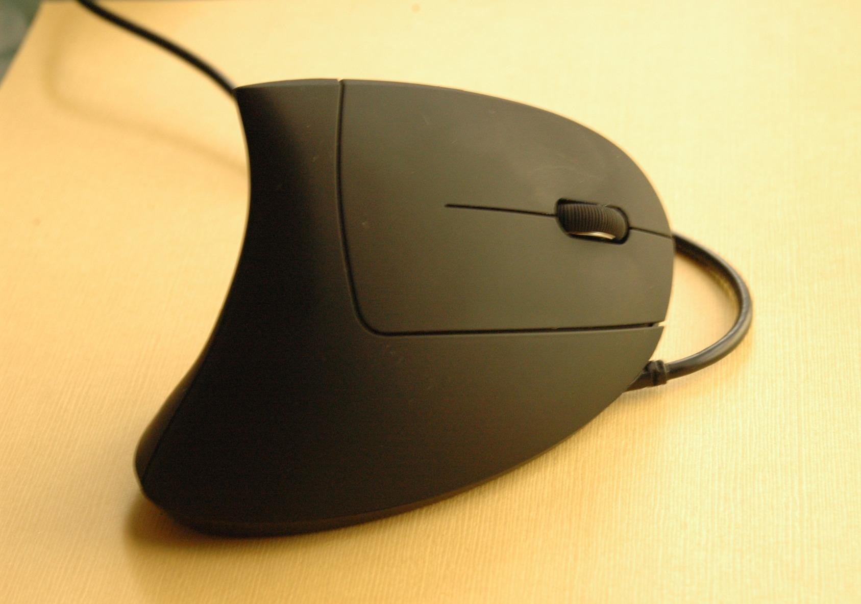 Anker USB Wired Vertical Mouse, Ergonomic Mouse for Computer and Laptops customer photo 2